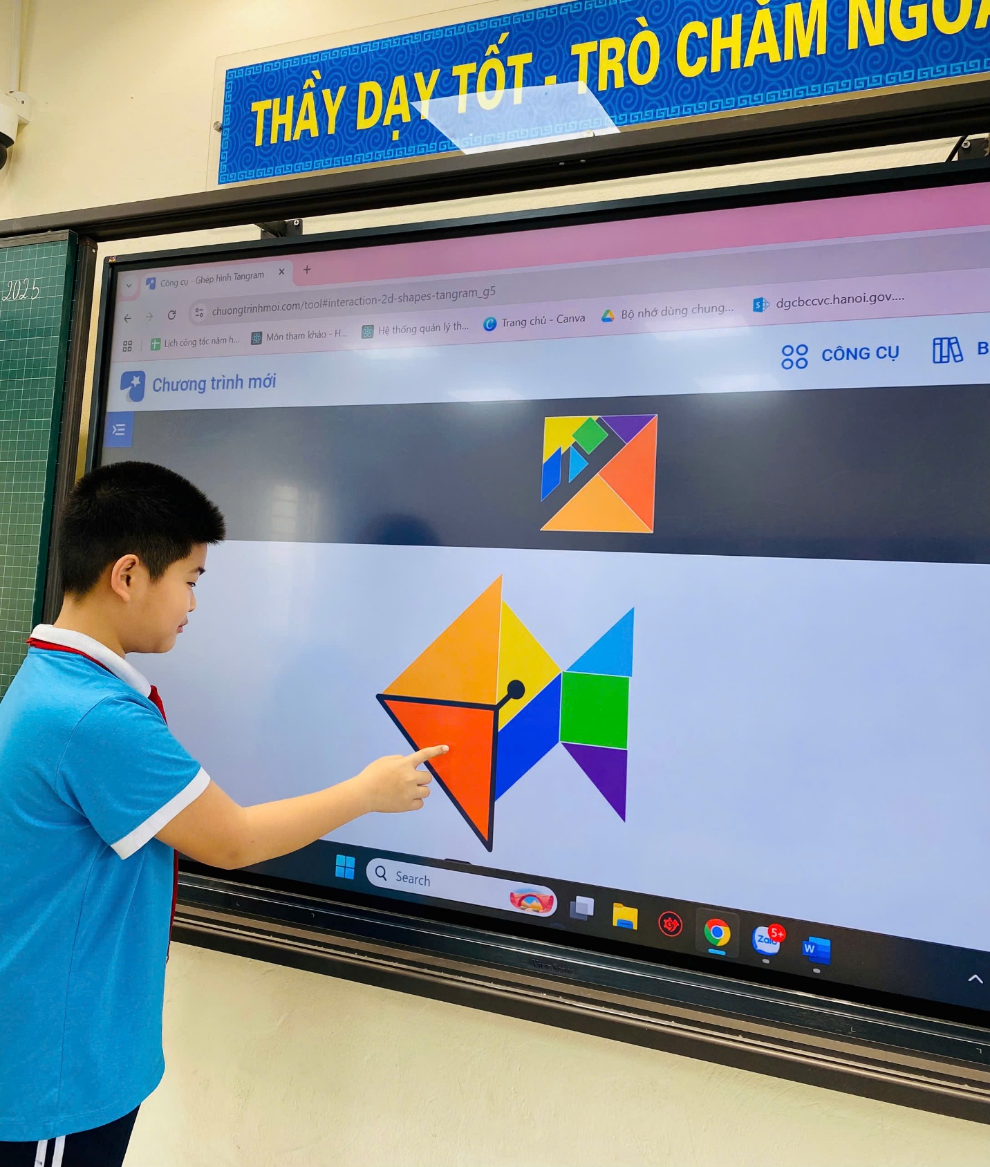 A child pointing at a large screen

AI-generated content may be incorrect.