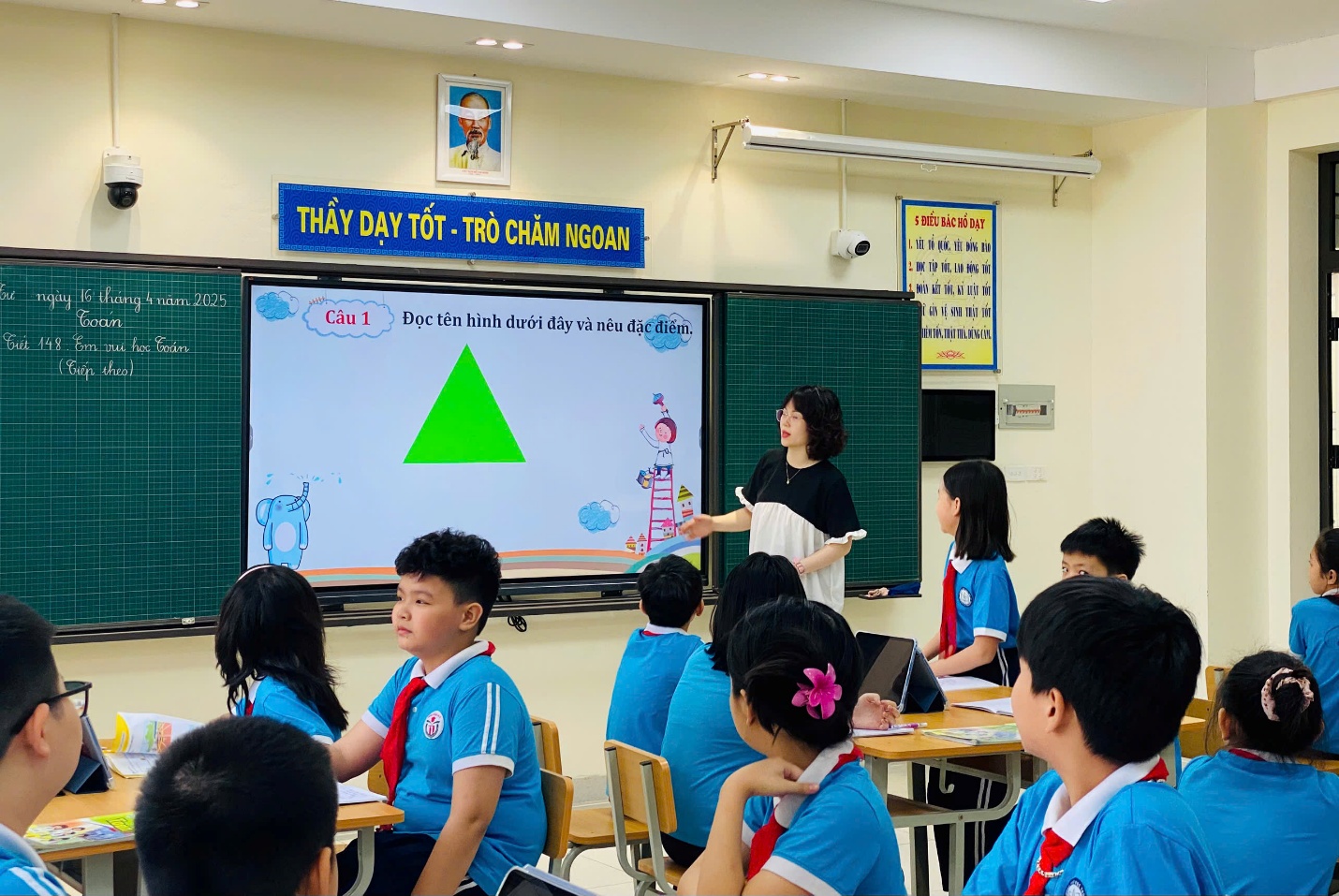 A group of kids in a classroom

AI-generated content may be incorrect.