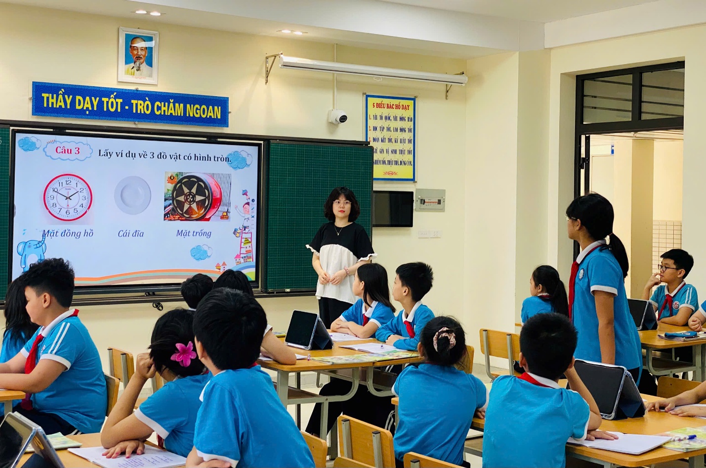 A teacher teaching a class

AI-generated content may be incorrect.