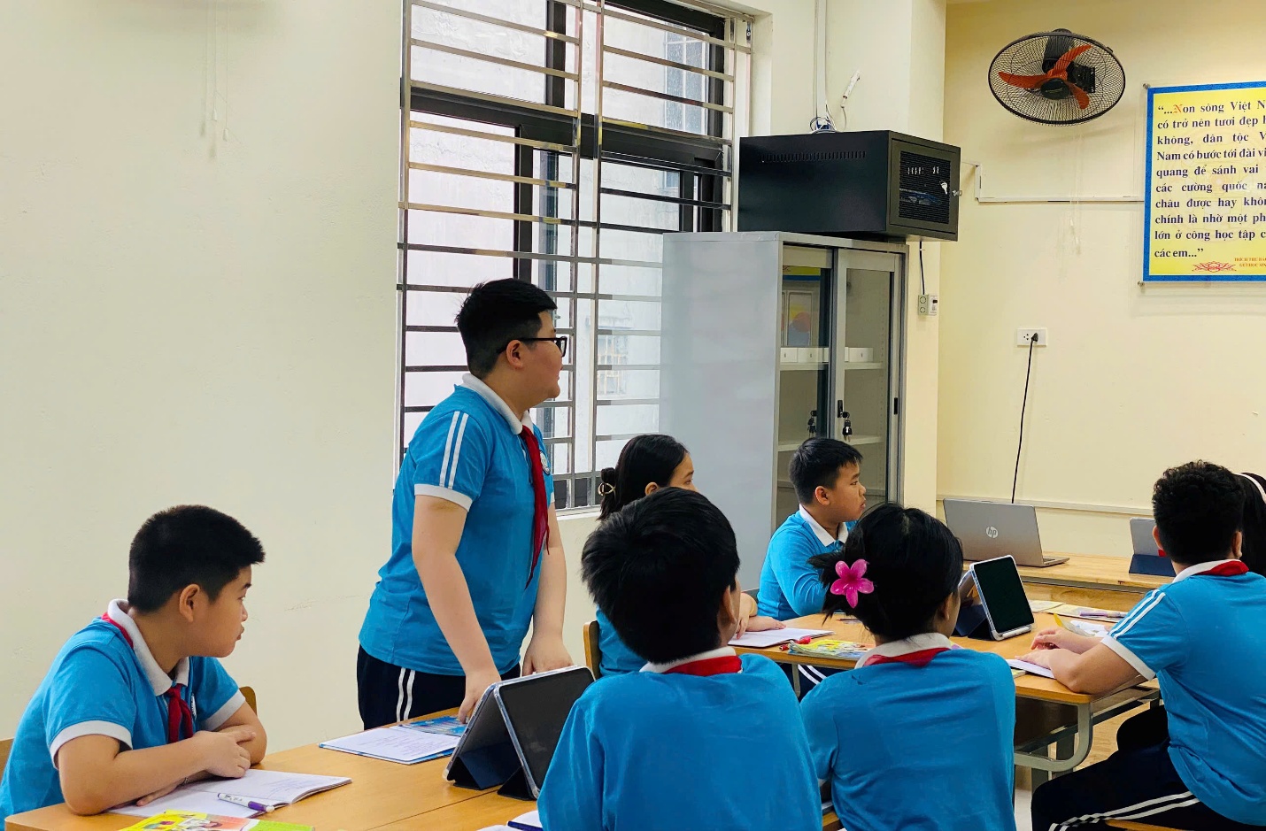 A group of children in a classroom

AI-generated content may be incorrect.