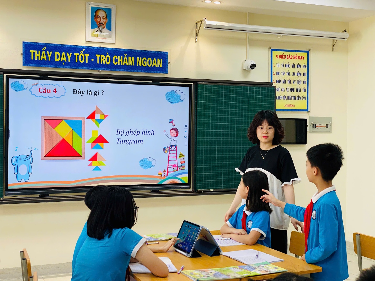 A group of children in a classroom

AI-generated content may be incorrect.