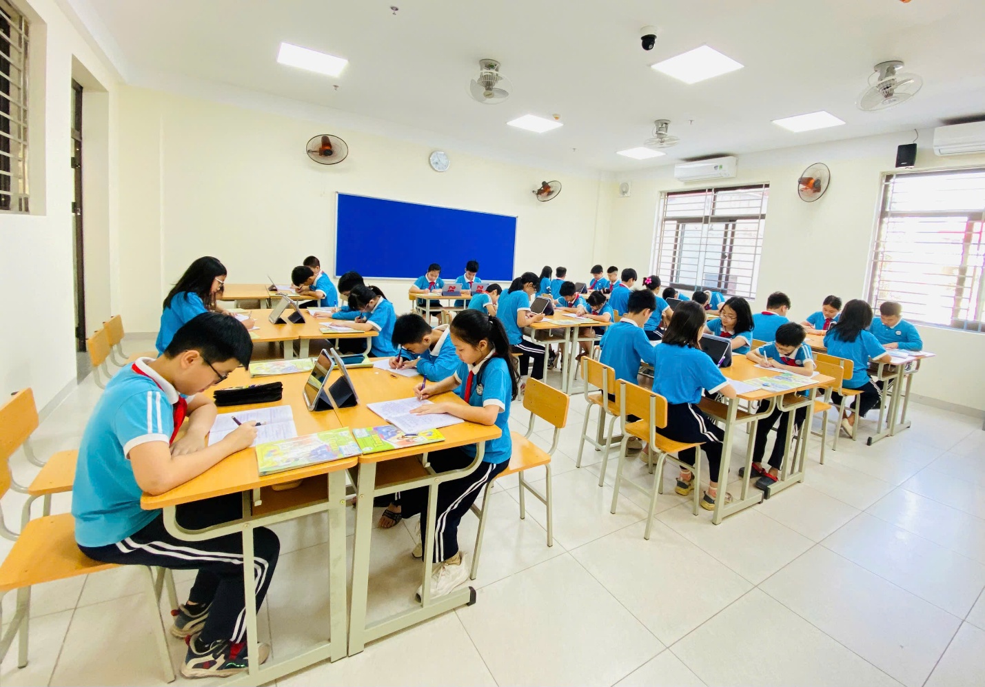 A group of students in a classroom

AI-generated content may be incorrect.