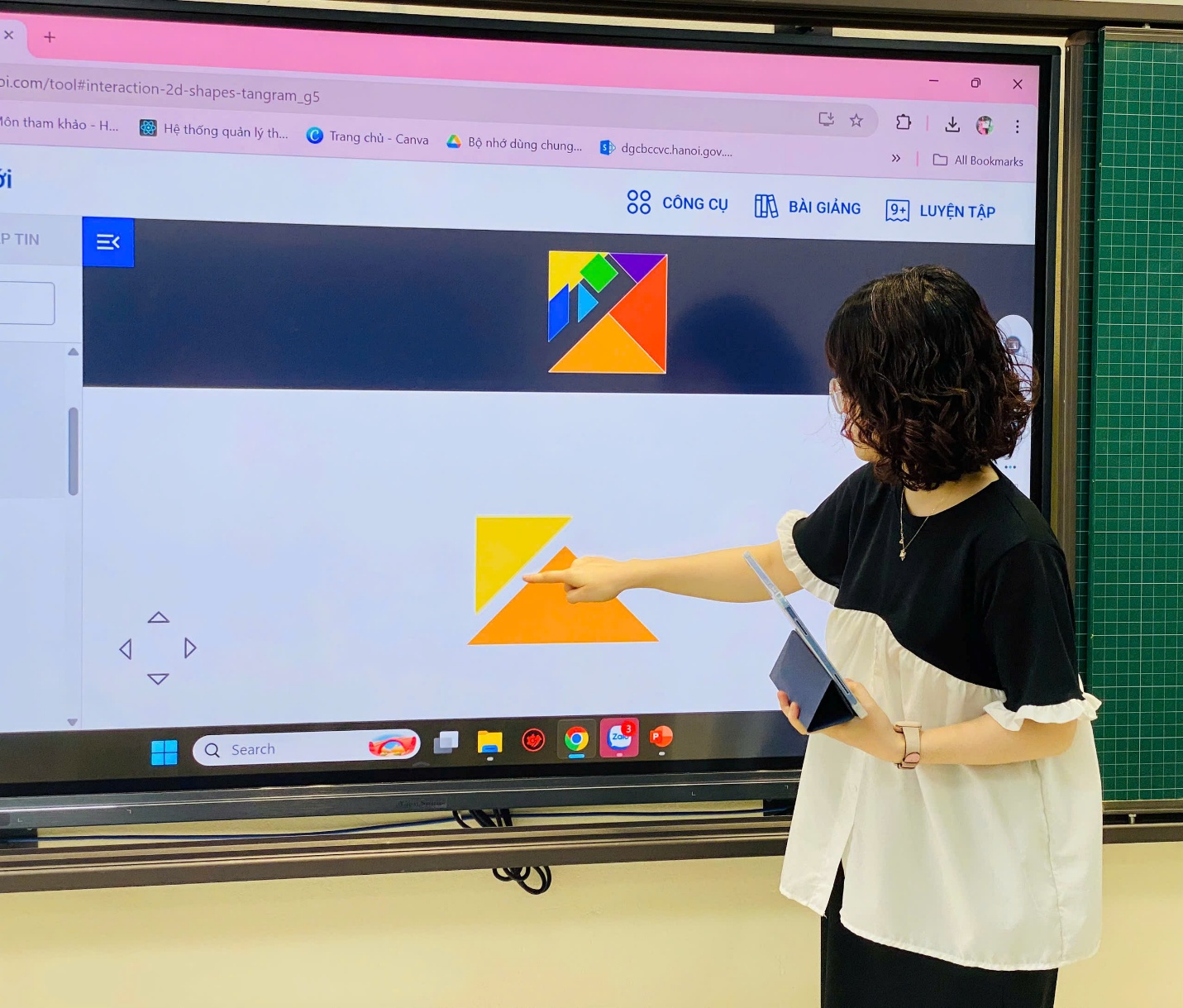 A person pointing at a screen

AI-generated content may be incorrect.