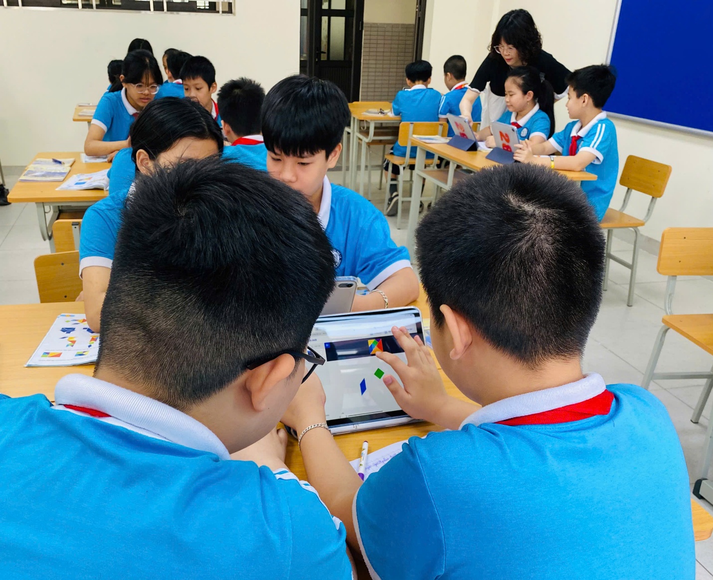 A group of children in a classroom

AI-generated content may be incorrect.