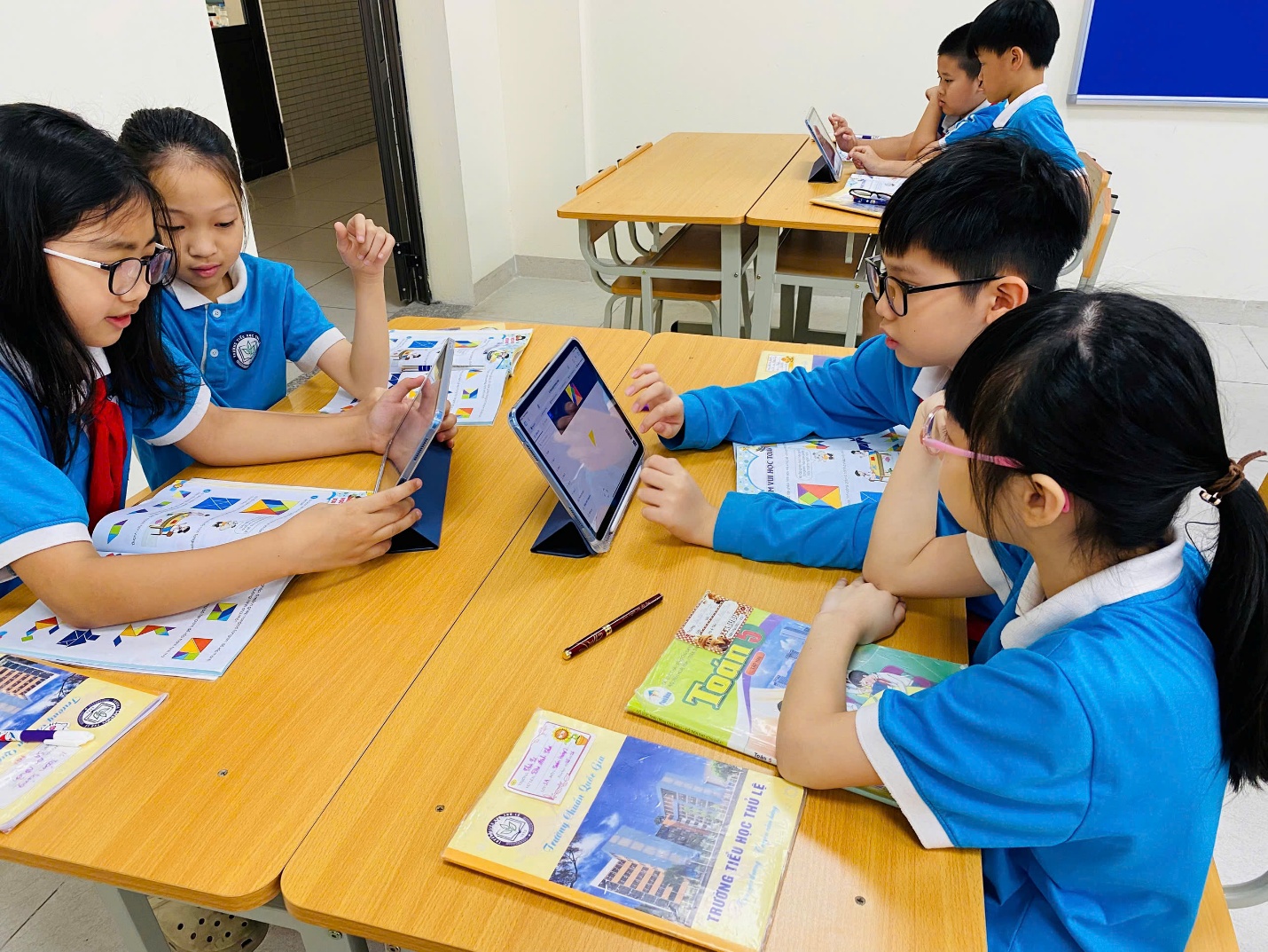 A group of kids sitting at a table using a tablet

AI-generated content may be incorrect.