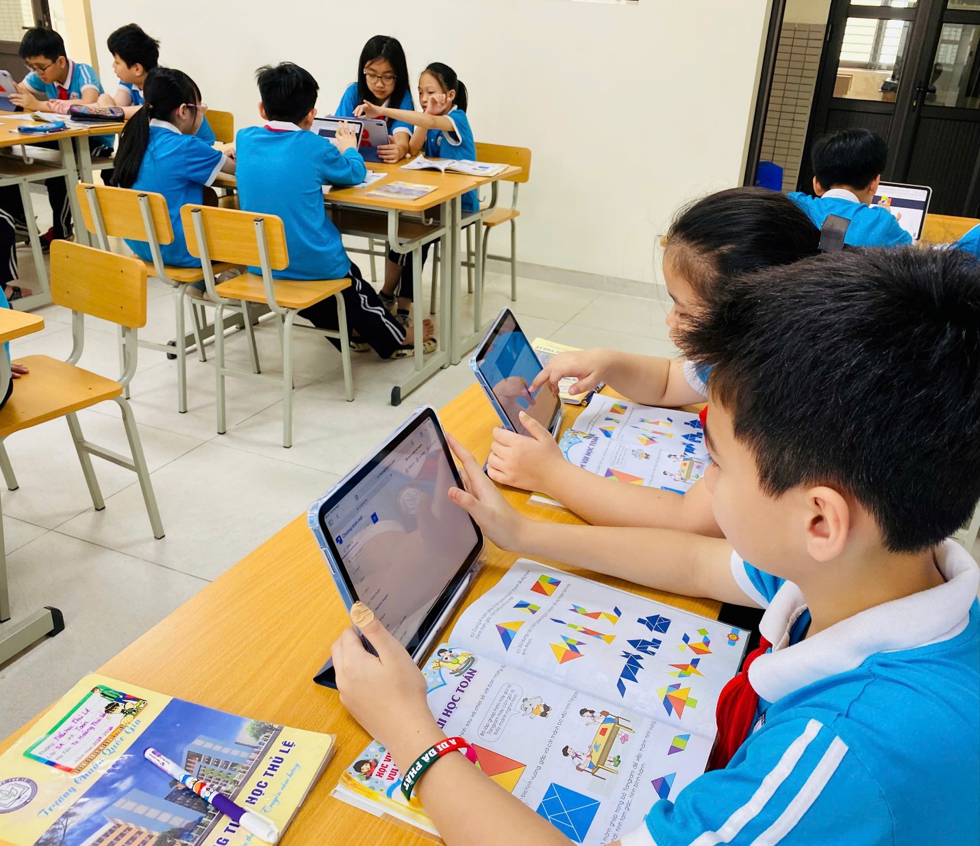 A group of children using a tablet

AI-generated content may be incorrect.