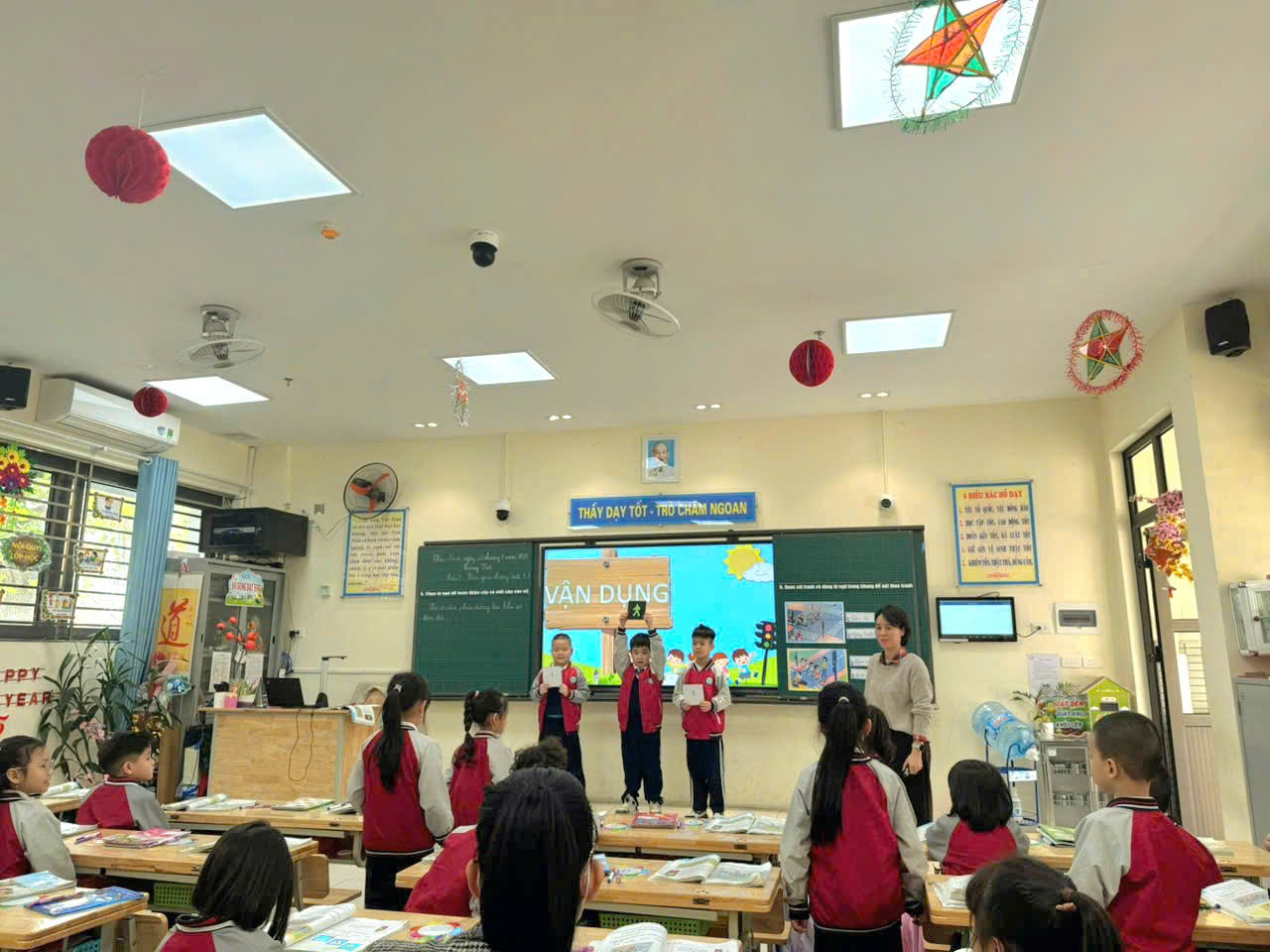 A group of children in a classroom

AI-generated content may be incorrect.