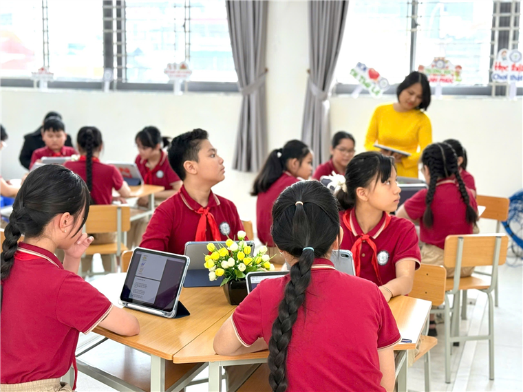 A group of students in a classroom

AI-generated content may be incorrect.