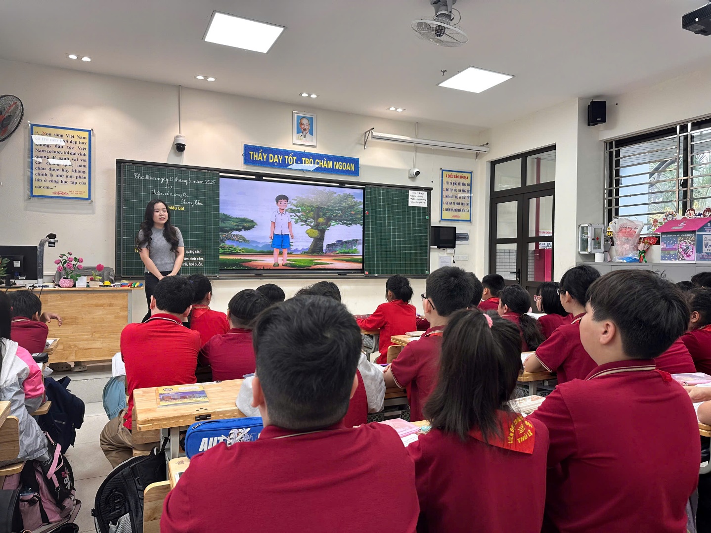 A group of people in a classroom

AI-generated content may be incorrect.