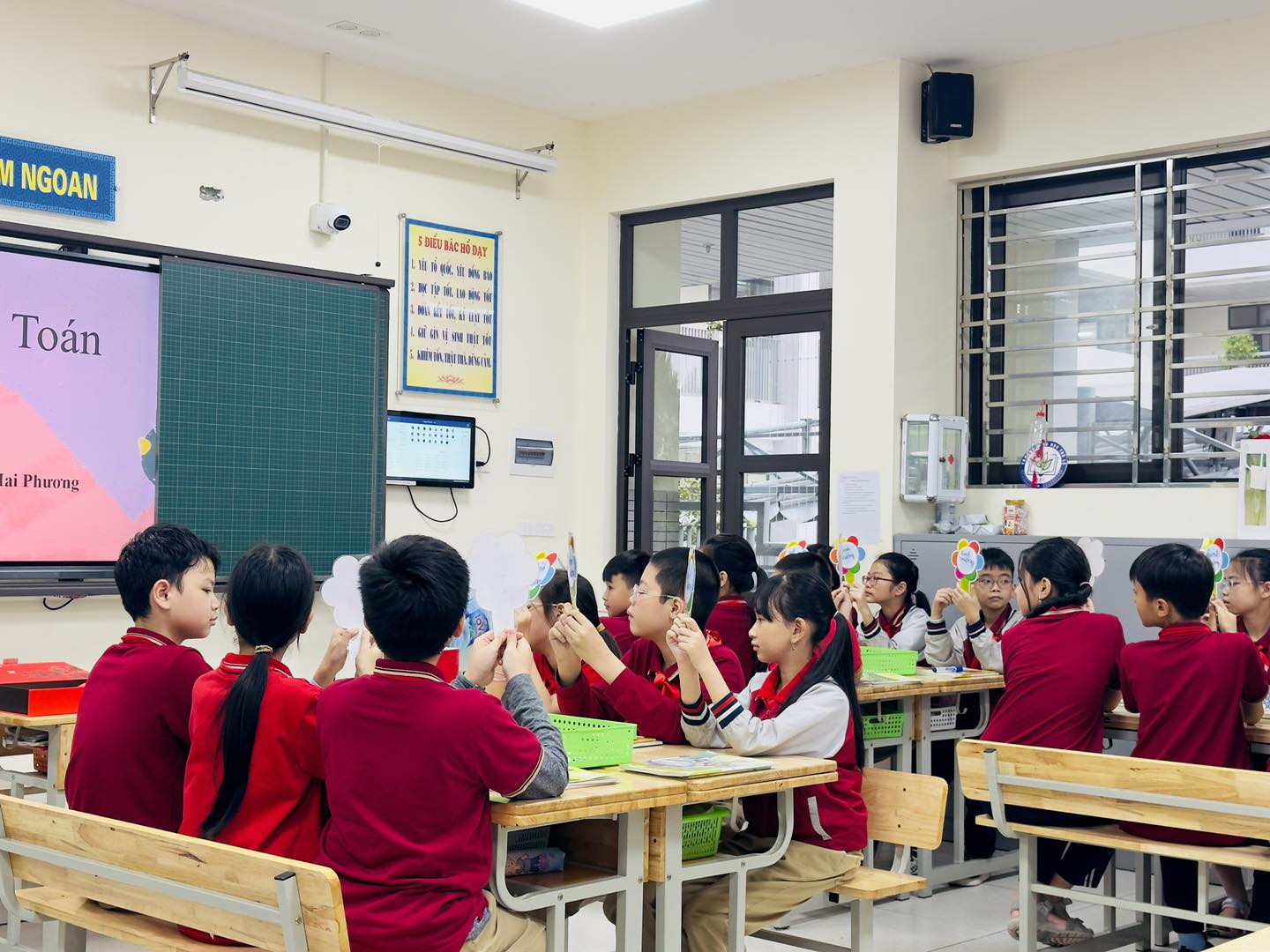 Có thể là hình ảnh về 9 người, mọi người đang học và văn bản