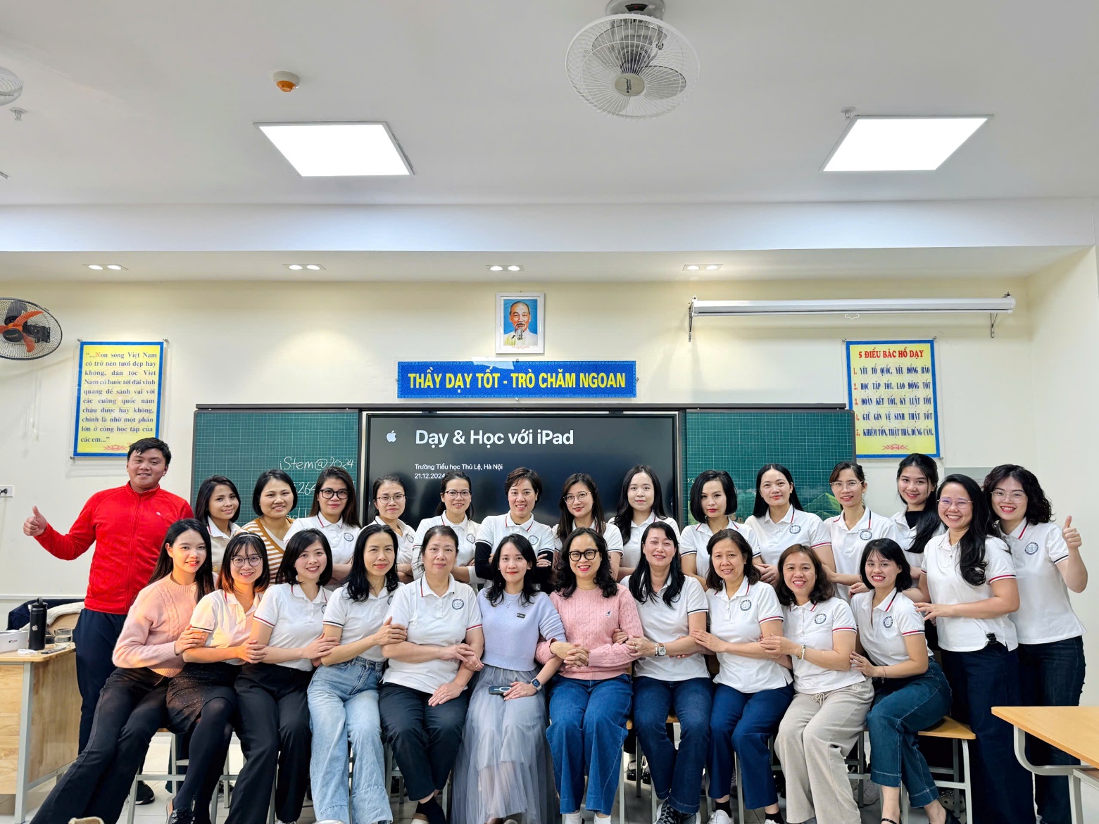 A group of people posing for a photo

AI-generated content may be incorrect.