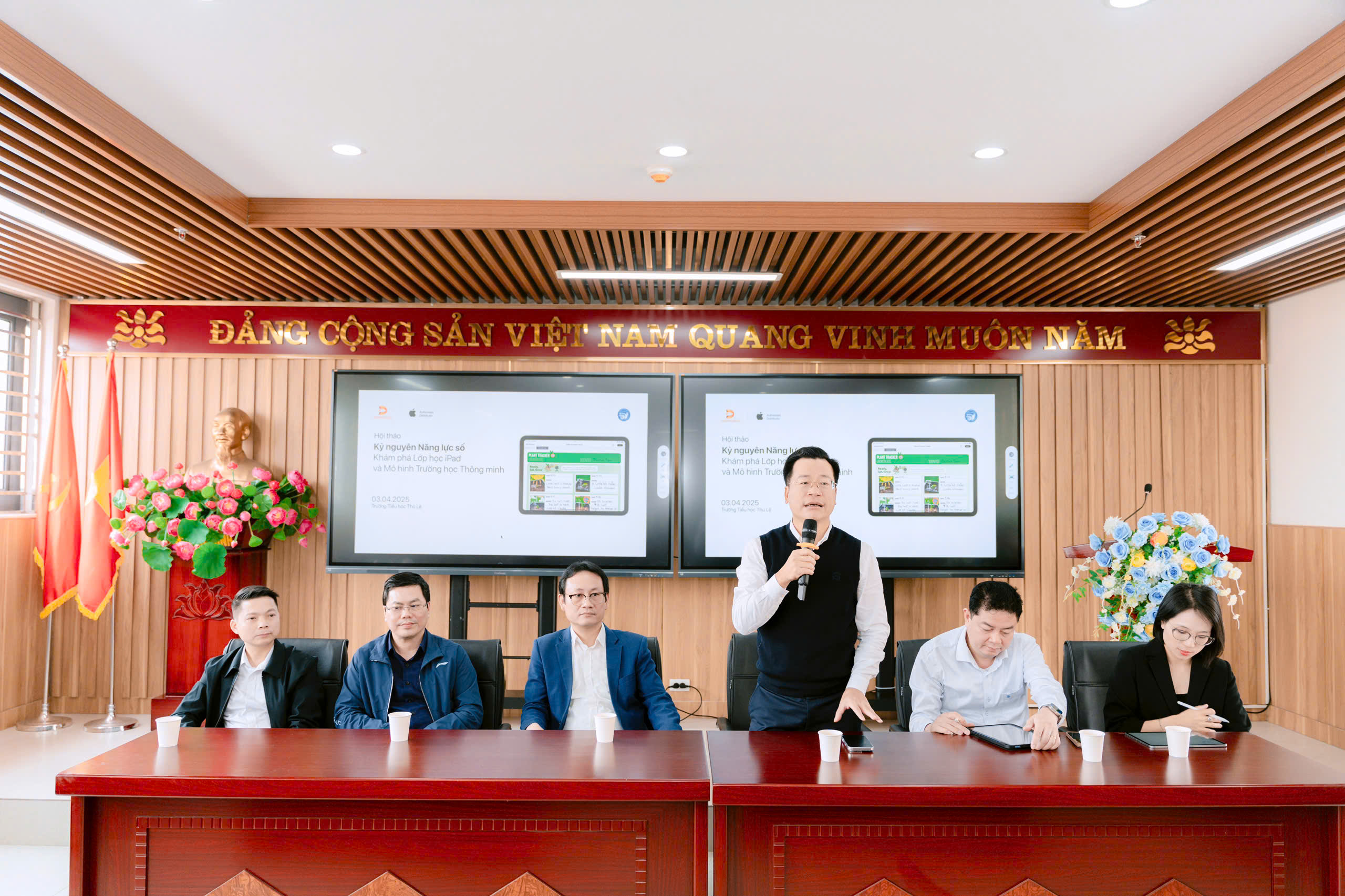 A group of people sitting at a table

AI-generated content may be incorrect.