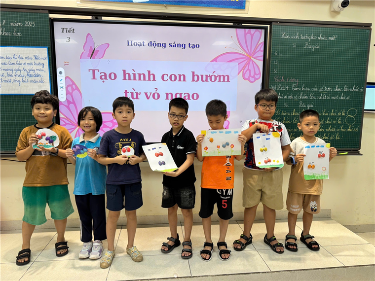 A group of children holding up paper
AI-generated content may be incorrect.