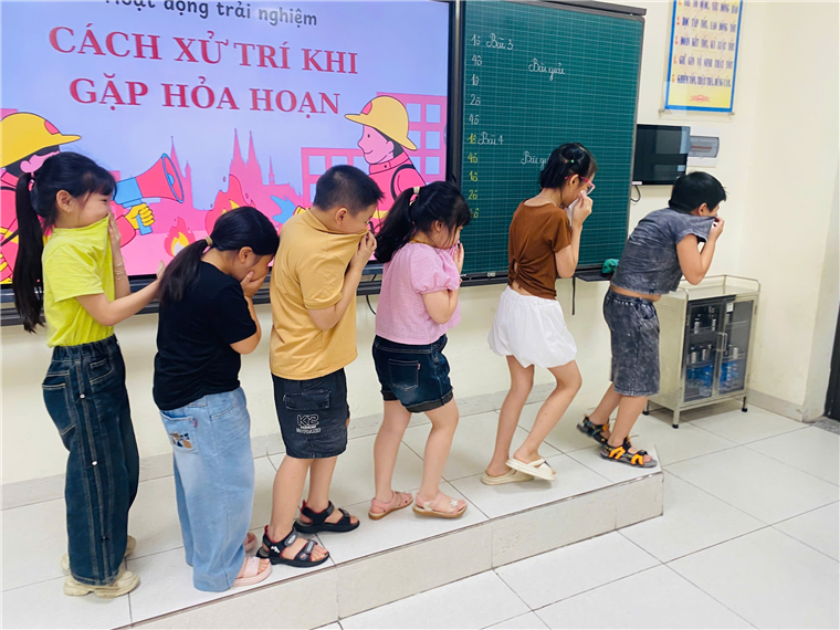 A group of people standing in a line
AI-generated content may be incorrect.