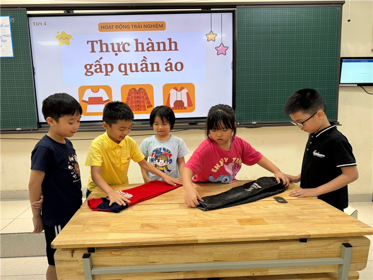 A group of children standing around a table
AI-generated content may be incorrect.