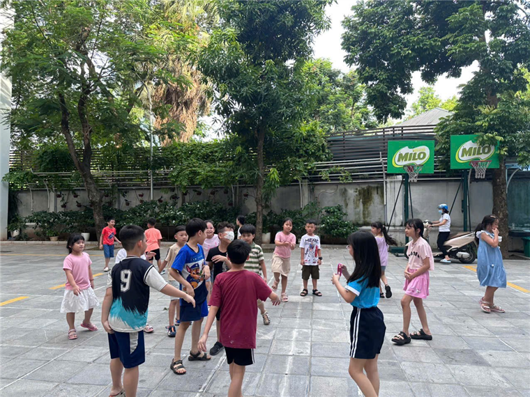 A group of children playing a game
AI-generated content may be incorrect.