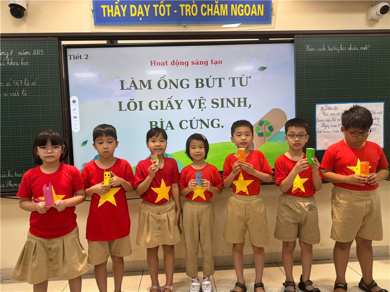 A group of children standing in a classroom
AI-generated content may be incorrect.