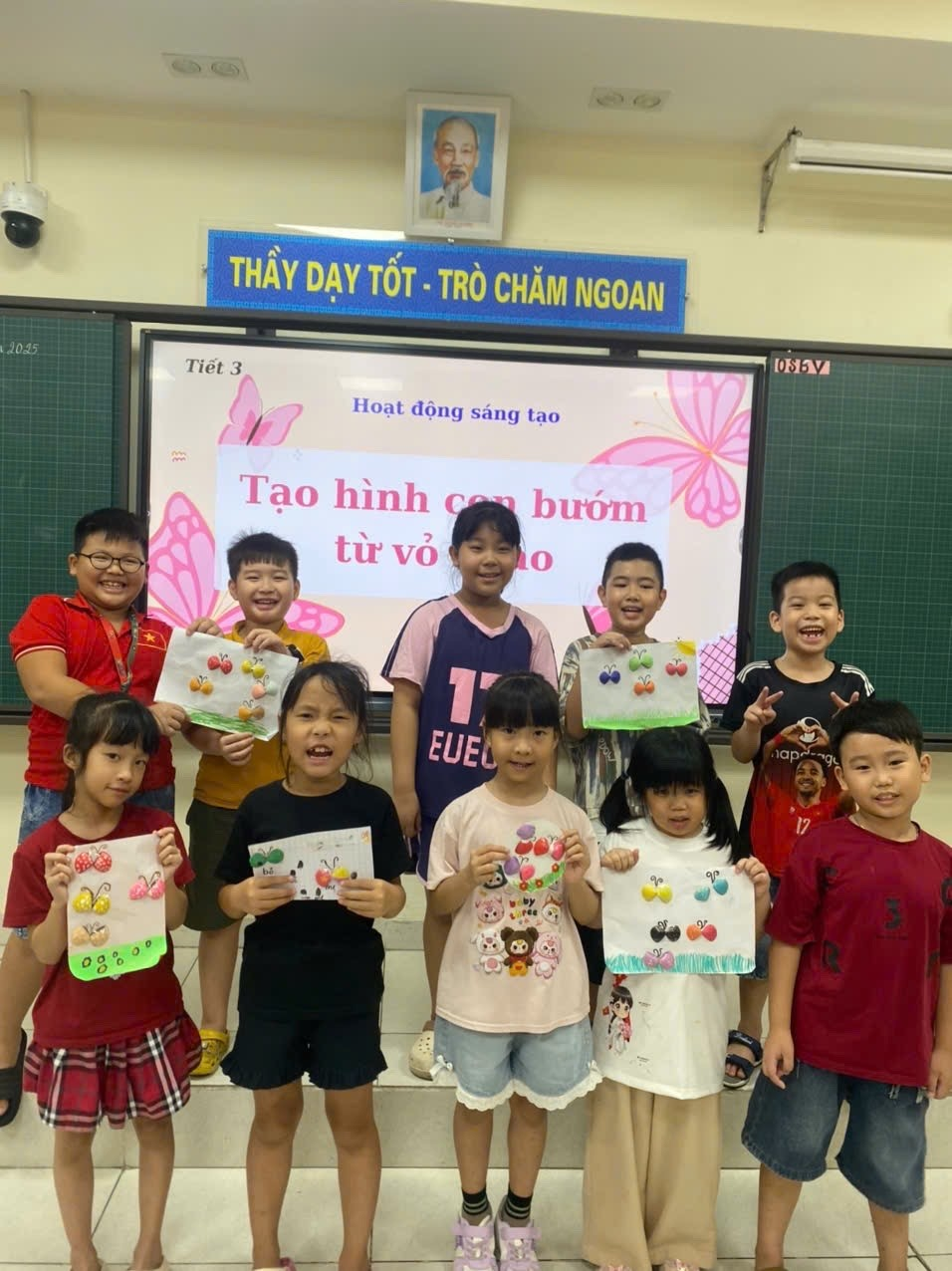 A group of children posing for a photo
AI-generated content may be incorrect.