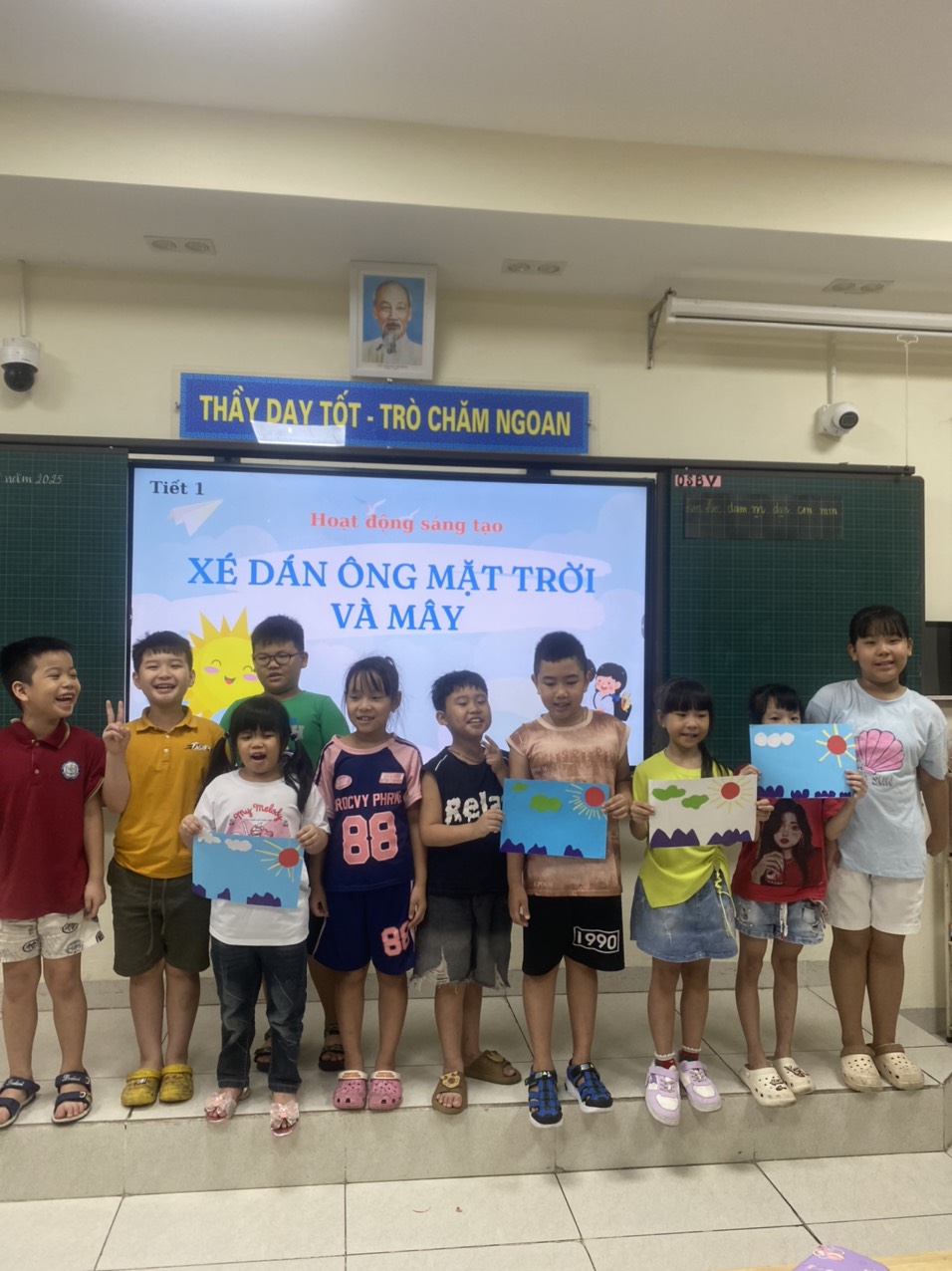 C:\Users\Administrator\Desktop\Mặt trời và mây.jpg