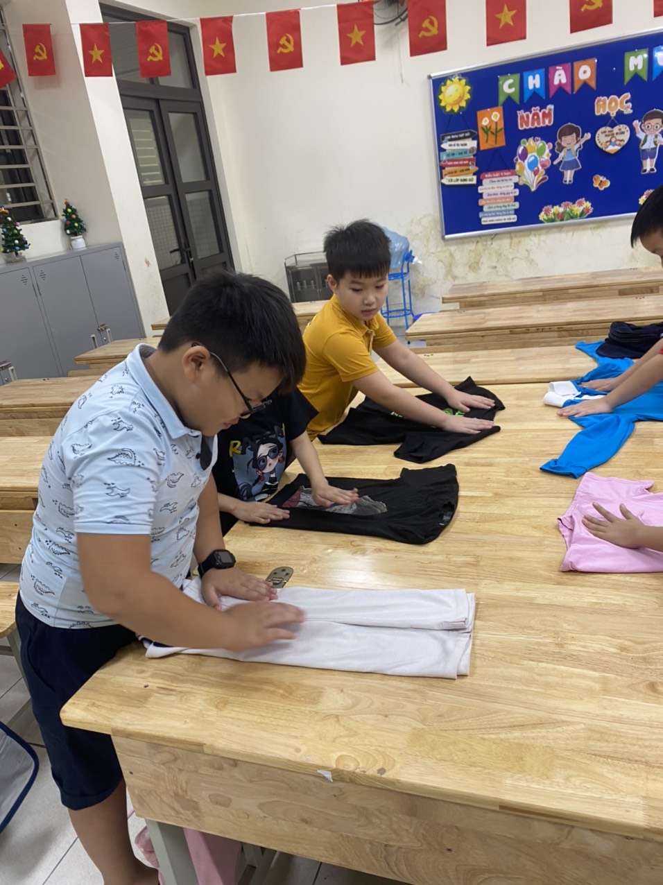 C:\Users\Administrator\Desktop\gấp áo 1.jpg