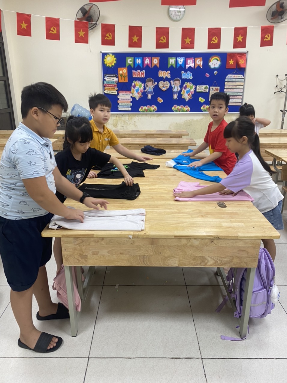 C:\Users\Administrator\Desktop\gấp áo 2.jpg