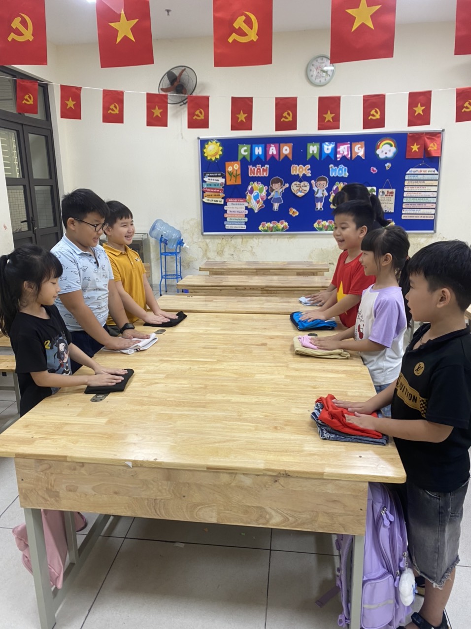 C:\Users\Administrator\Desktop\gấp áo 3.jpg