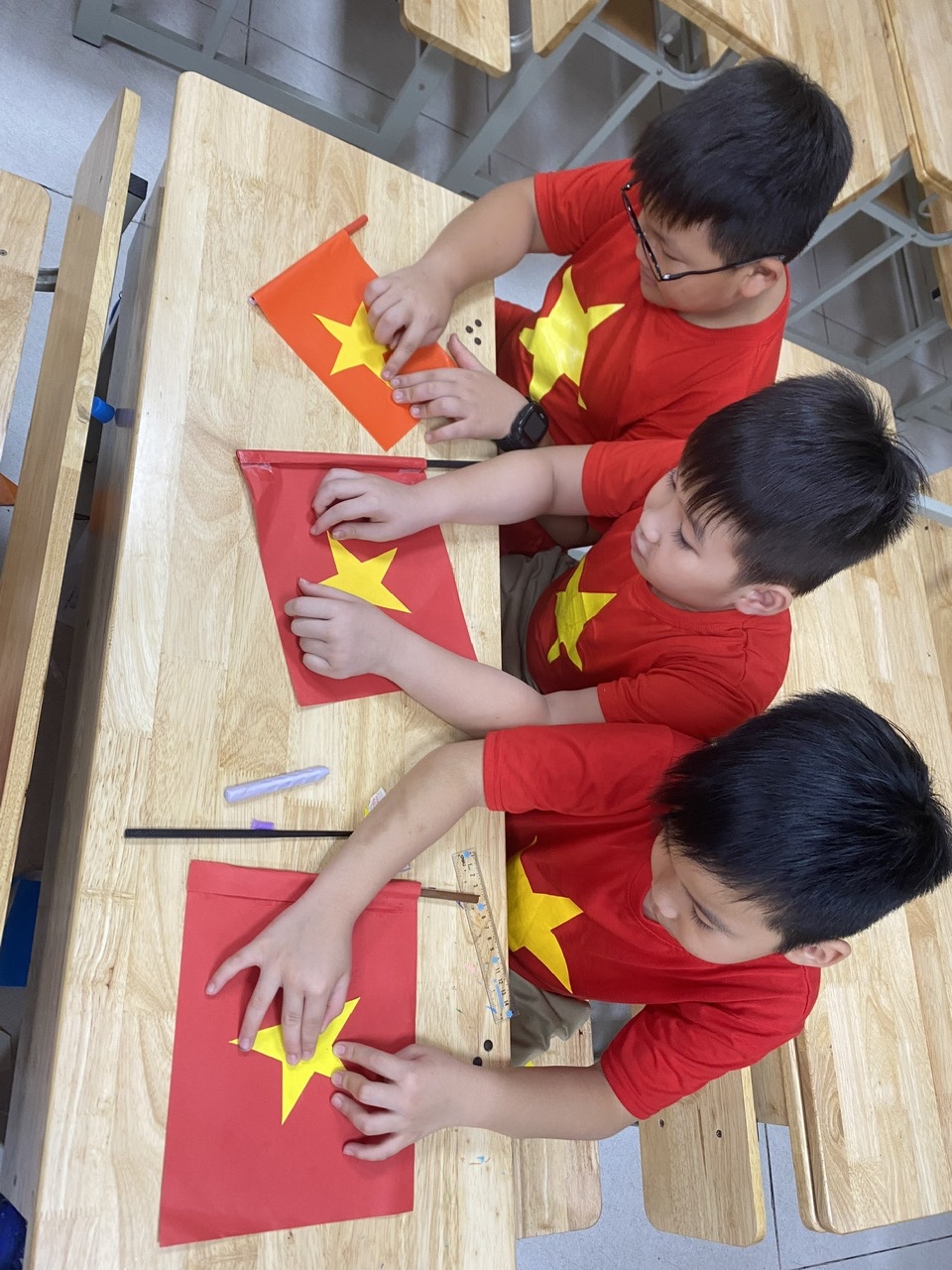 C:\Users\Administrator\Desktop\cờ đỏ 2.jpg