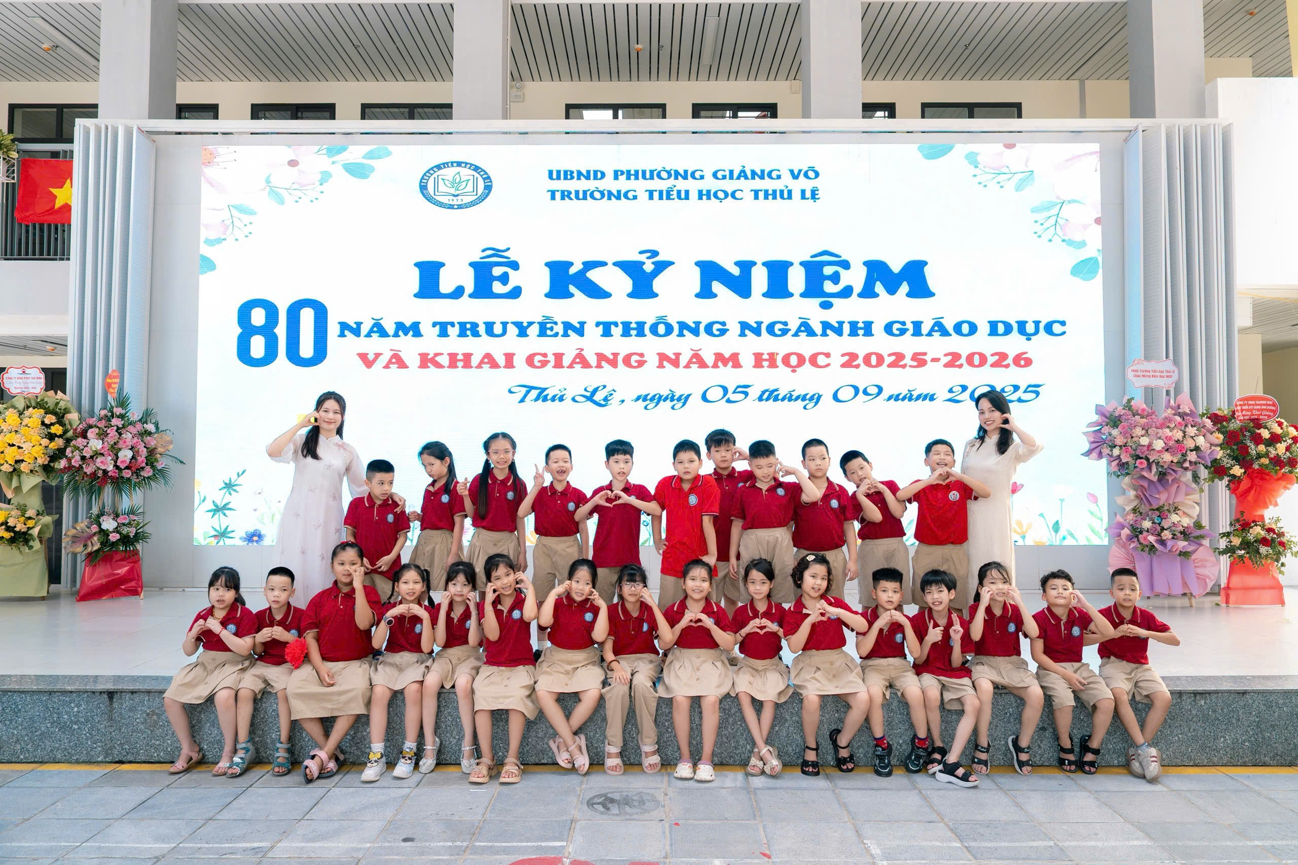 A group of children posing for a photo
AI-generated content may be incorrect.