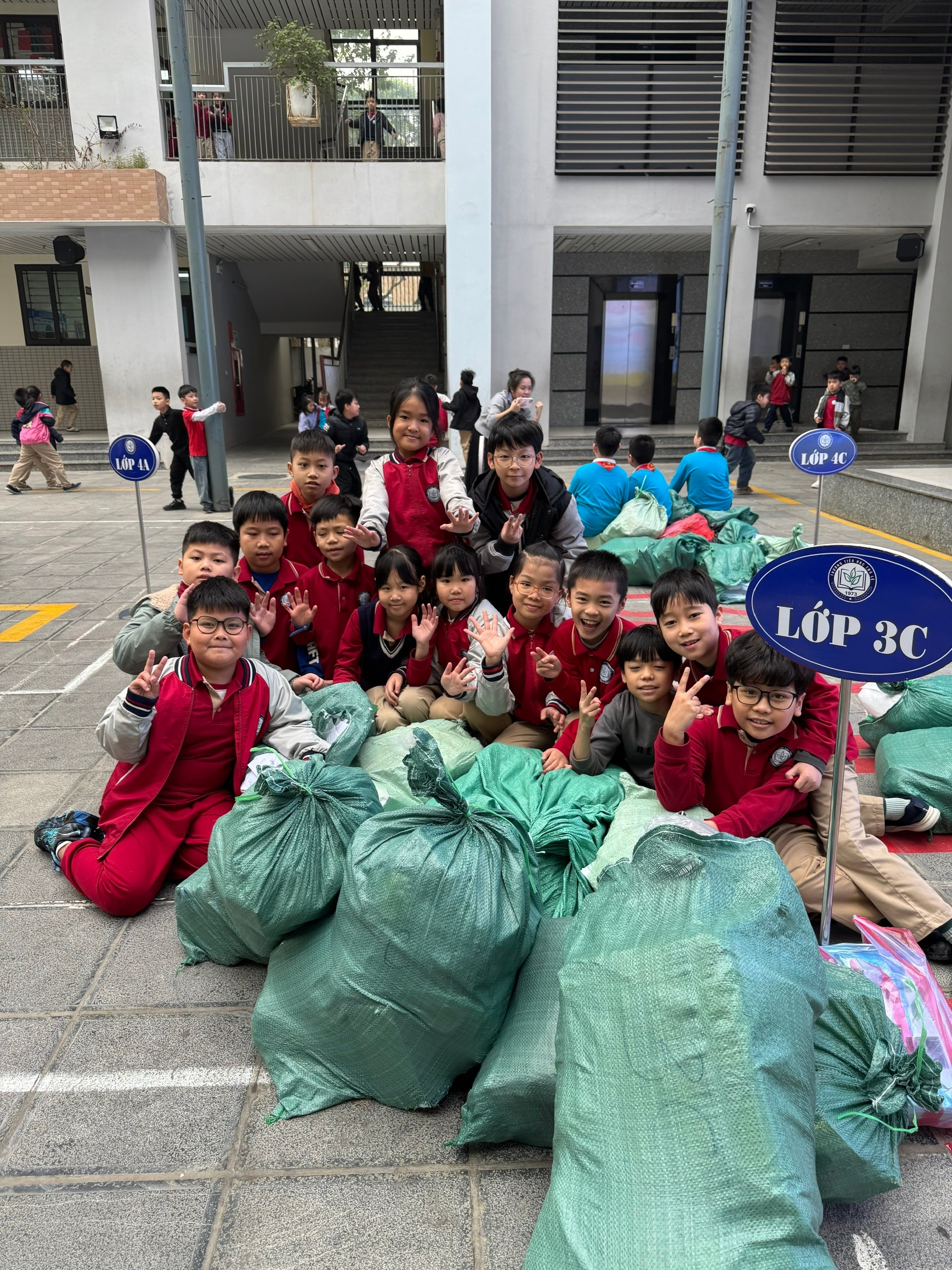 A group of children posing for a picture

AI-generated content may be incorrect.