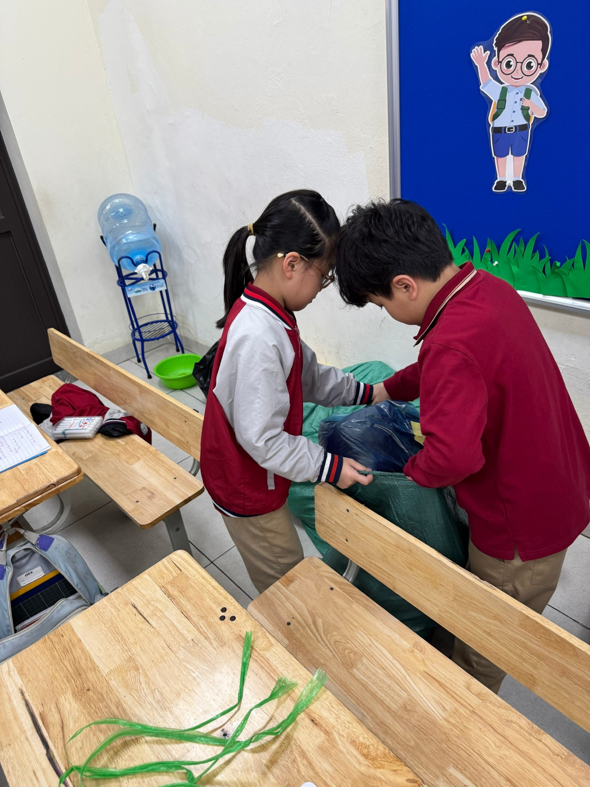 A couple of children in a classroom

AI-generated content may be incorrect.