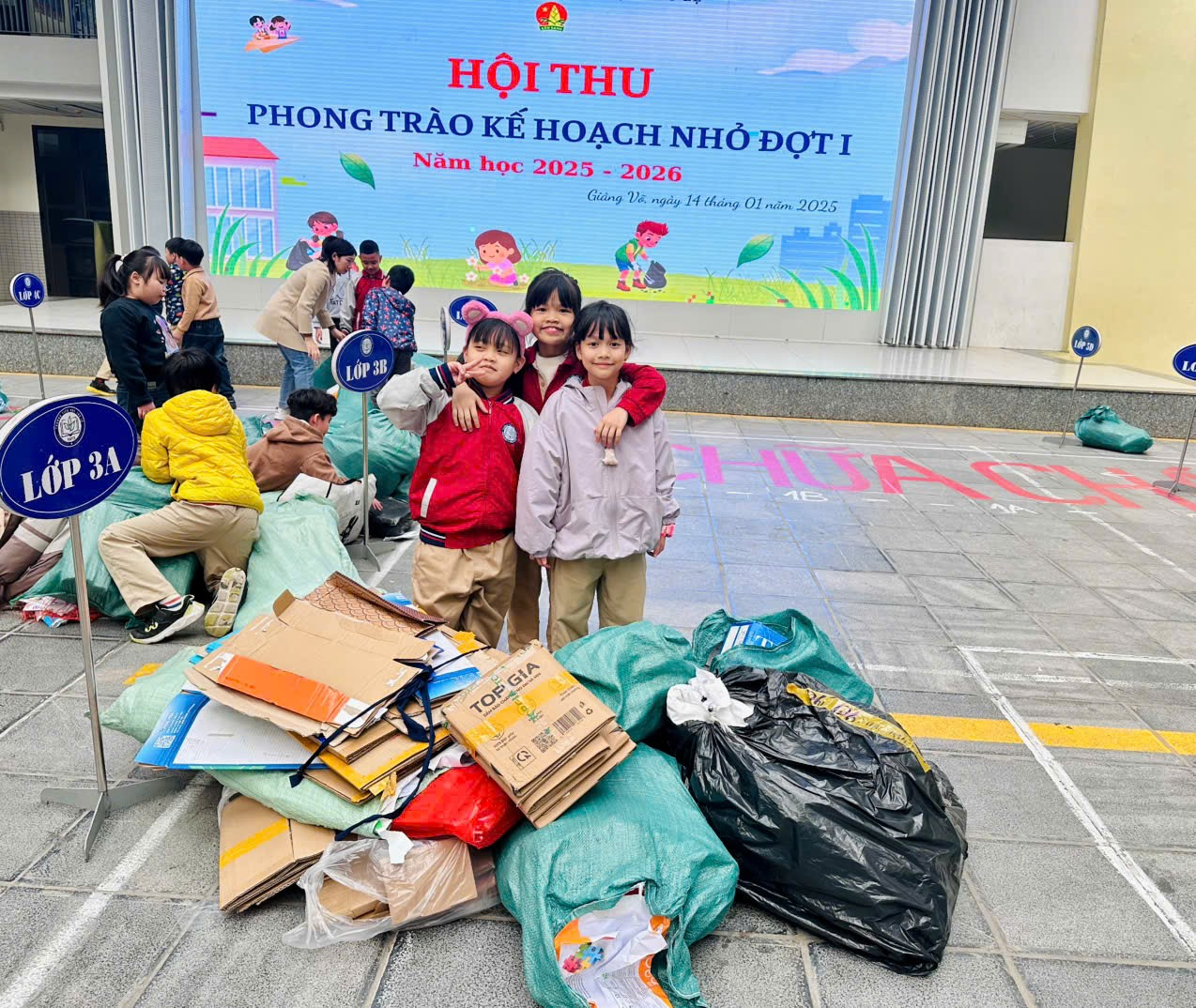 A group of children posing for a picture

AI-generated content may be incorrect.