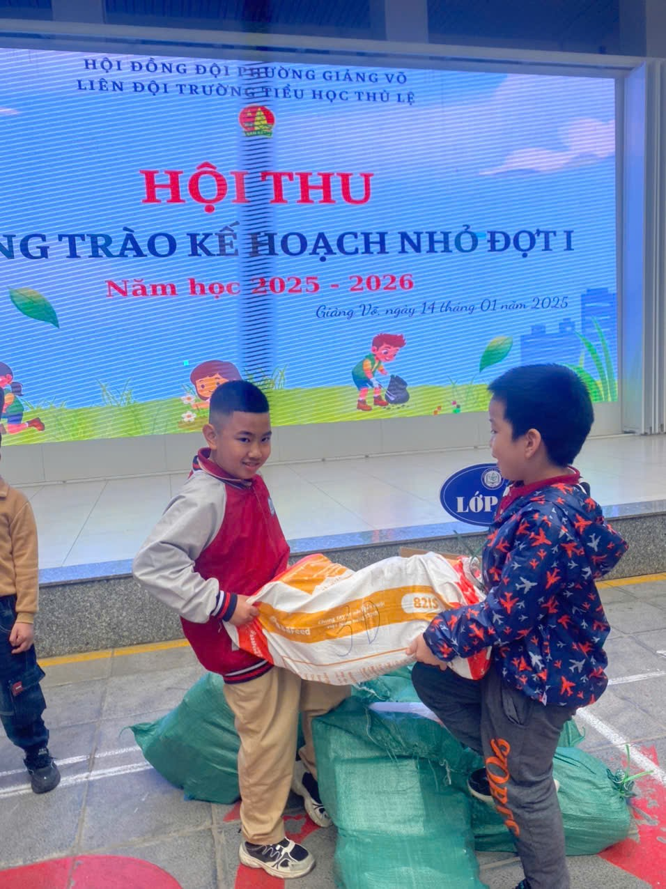 A group of boys playing with a blanket

AI-generated content may be incorrect.