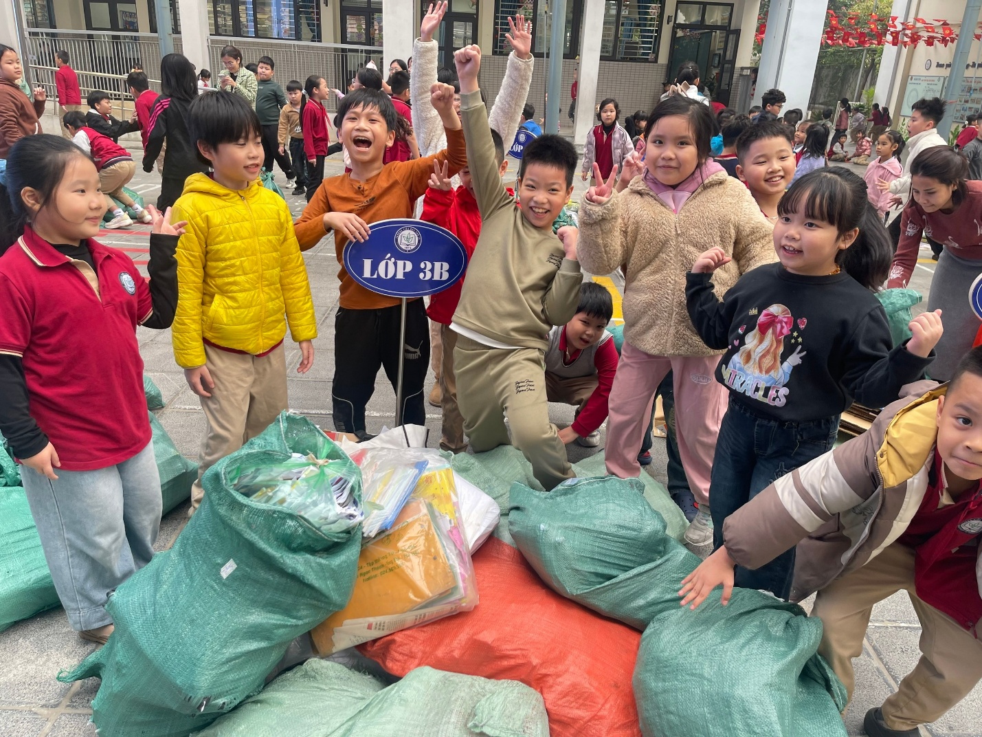 A group of children standing in a crowd

AI-generated content may be incorrect.