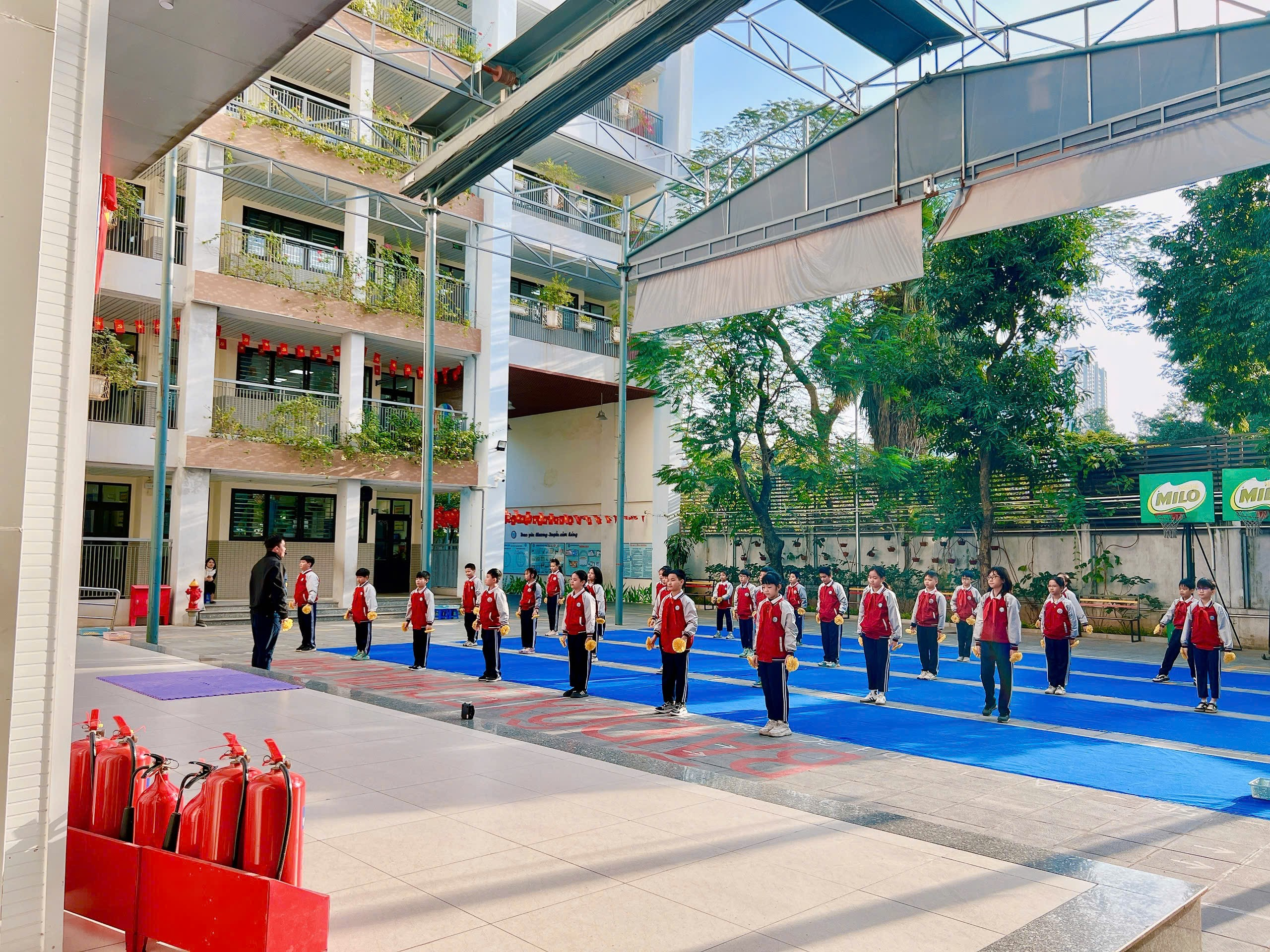 Ảnh có chứa tòa nhà, ngoài trời, cây cối, mặt đất

Nội dung do AI tạo ra có thể không chính xác.