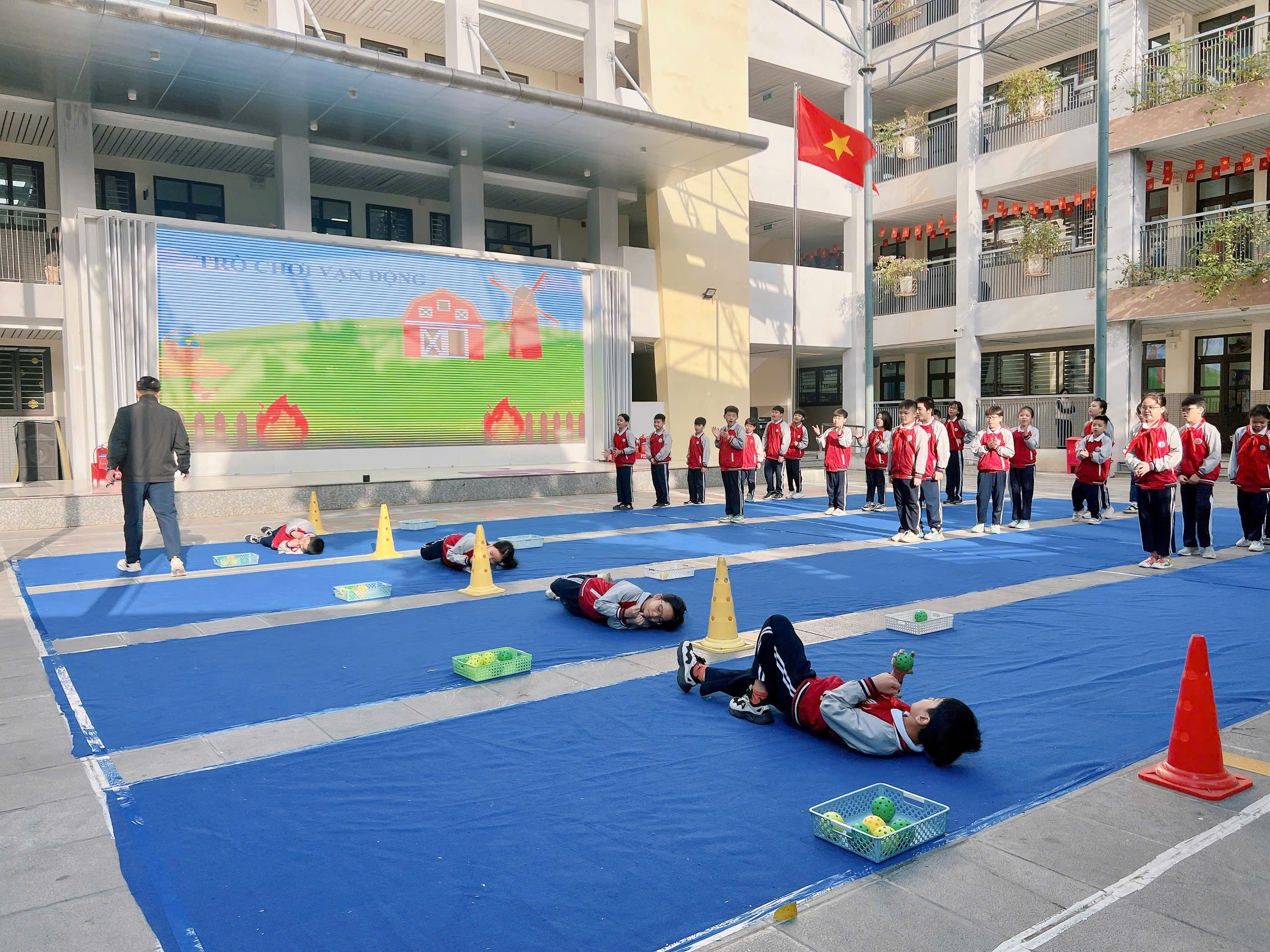 Ảnh có chứa tòa nhà, con đường, ngoài trời, mặt đất

Nội dung do AI tạo ra có thể không chính xác.