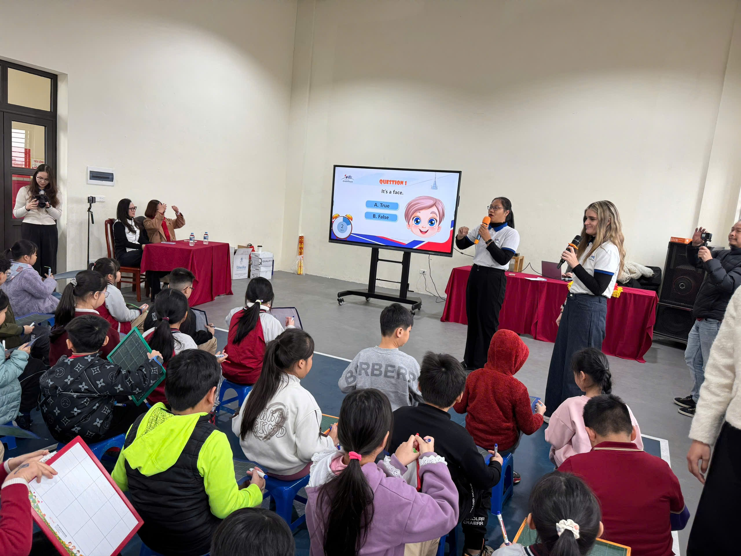 A group of people sitting in a room
AI-generated content may be incorrect.