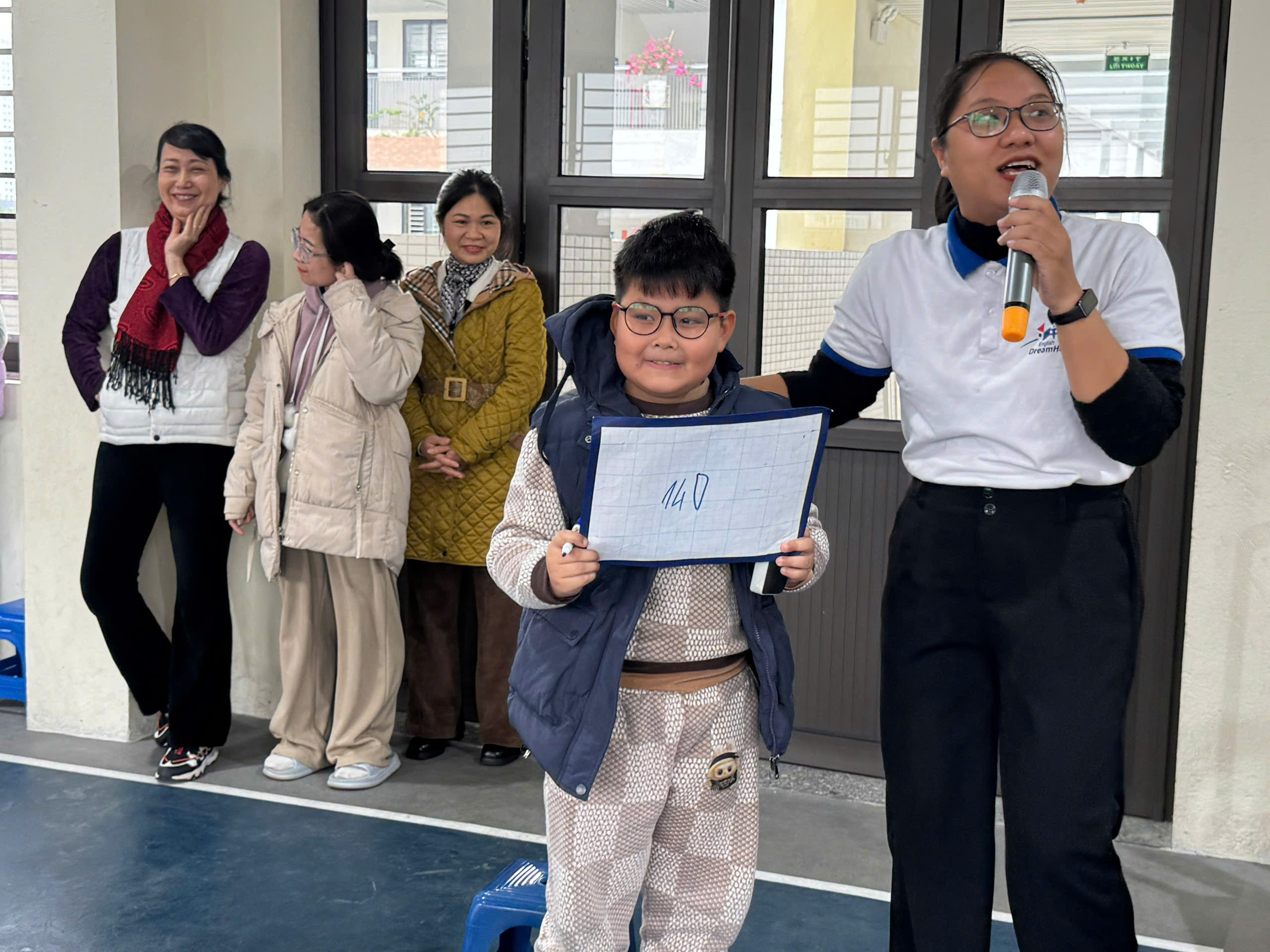 A group of people standing in front of a window
AI-generated content may be incorrect.