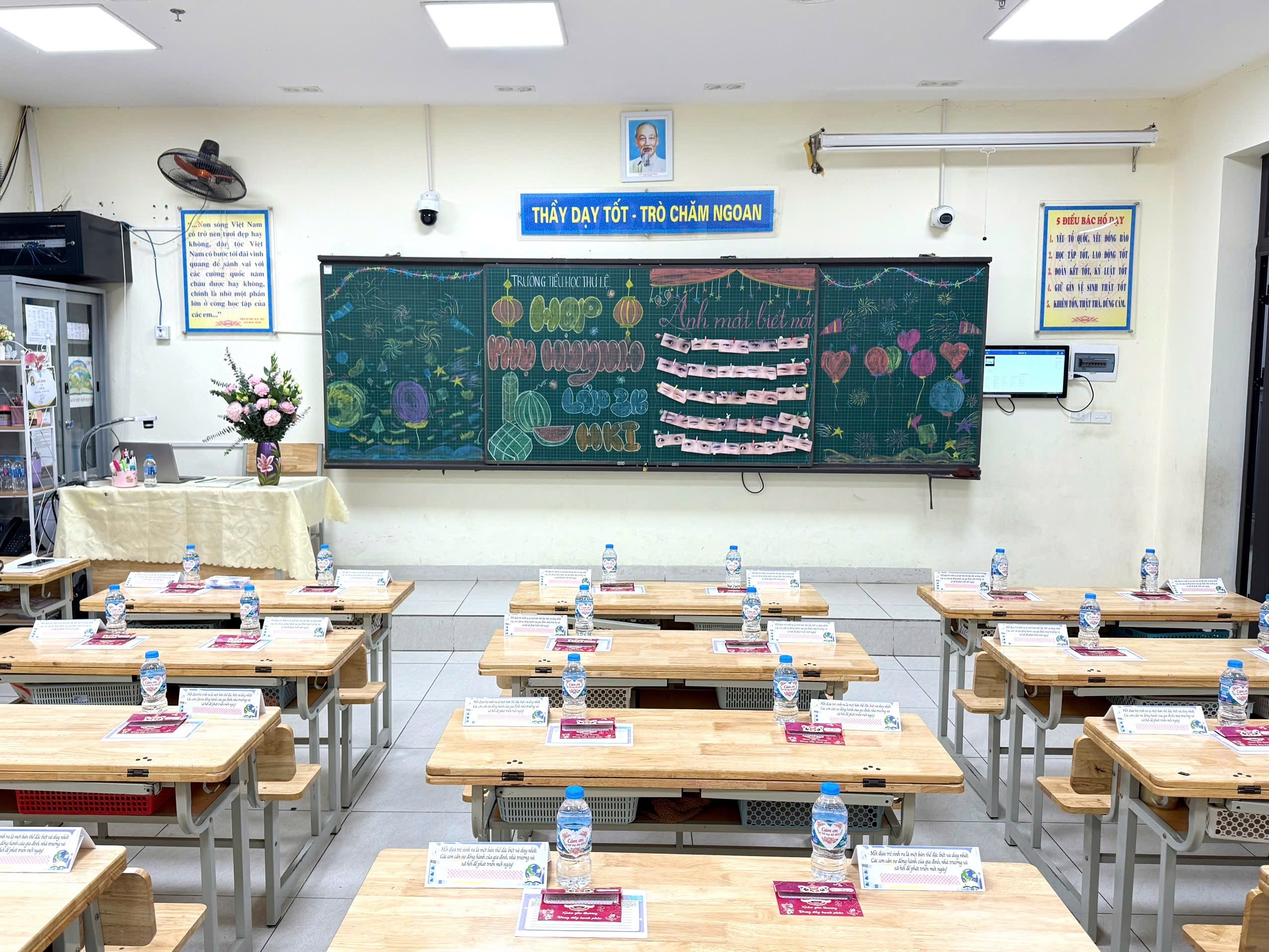 A classroom with tables and chairs

AI-generated content may be incorrect.