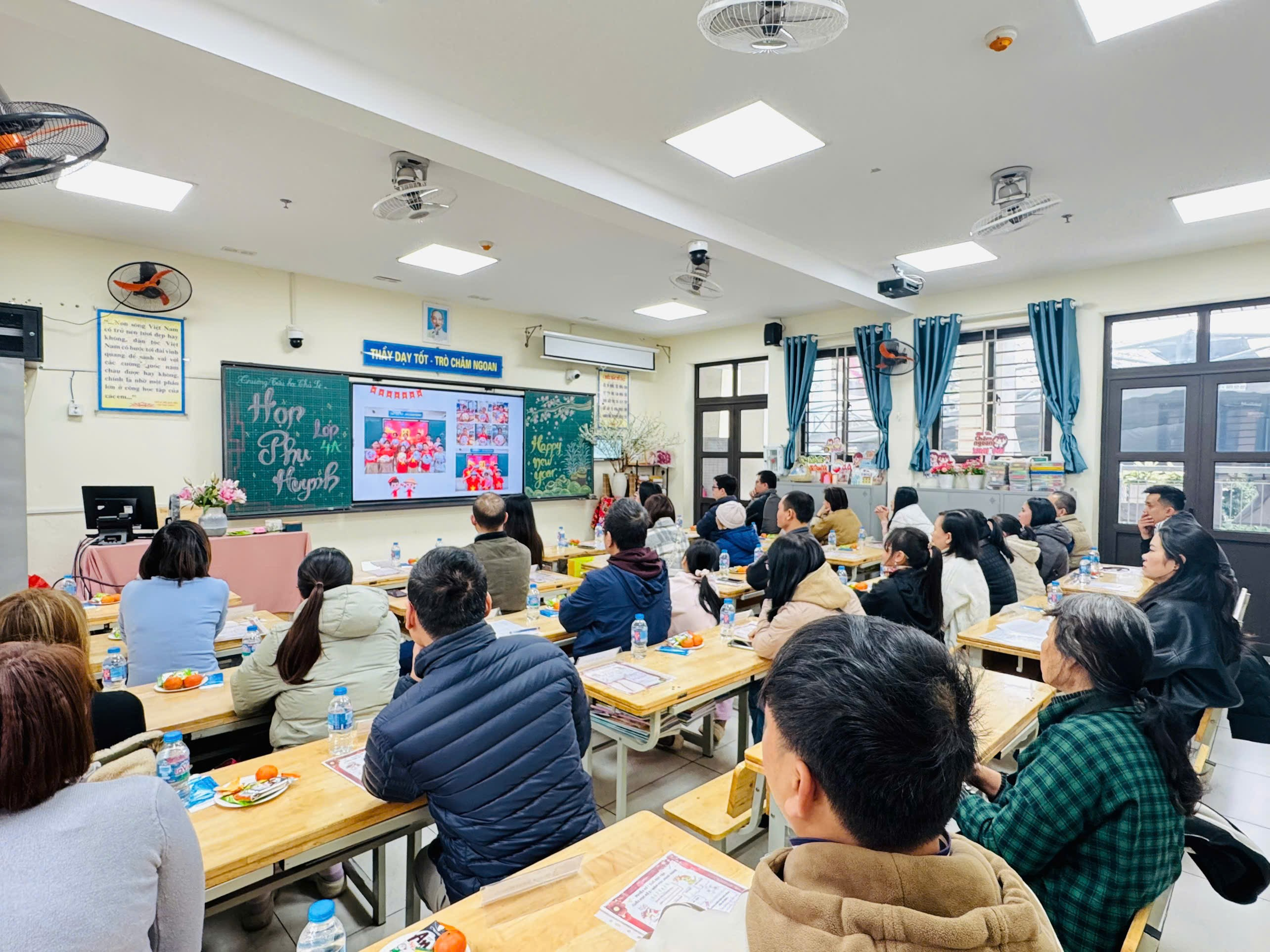 A group of people sitting at tables in a classroom

AI-generated content may be incorrect.