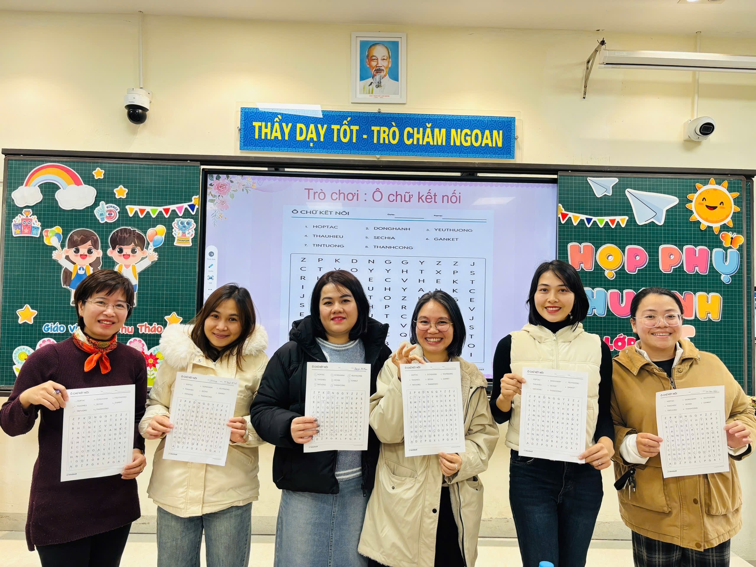 A group of people holding up paper

AI-generated content may be incorrect.