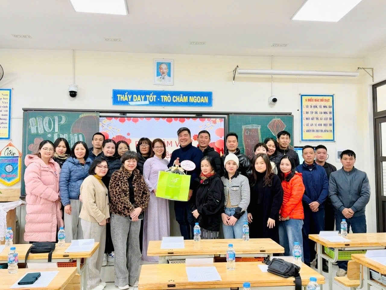 A group of people standing in a classroom

AI-generated content may be incorrect.