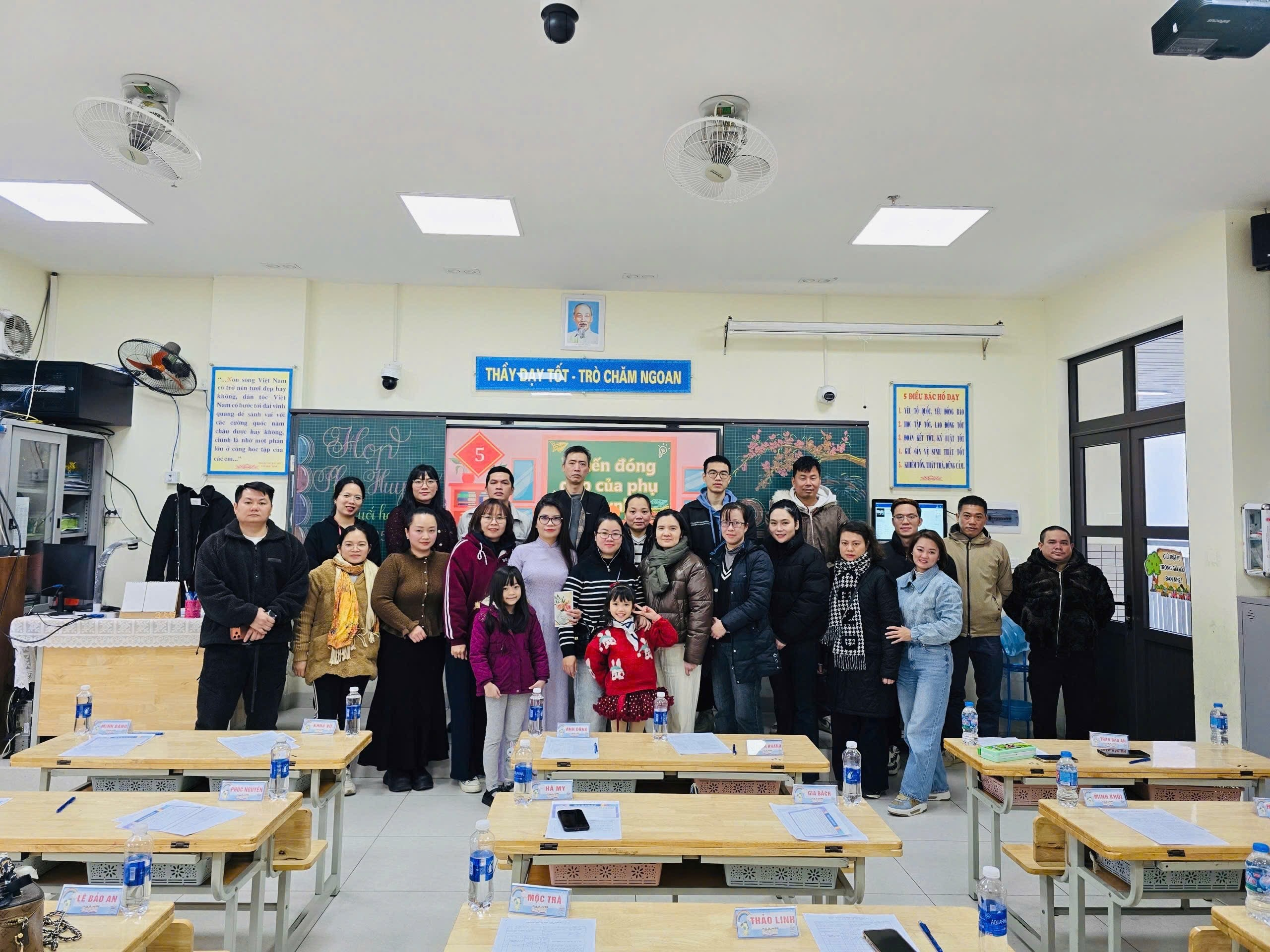 A group of people standing in a classroom

AI-generated content may be incorrect.