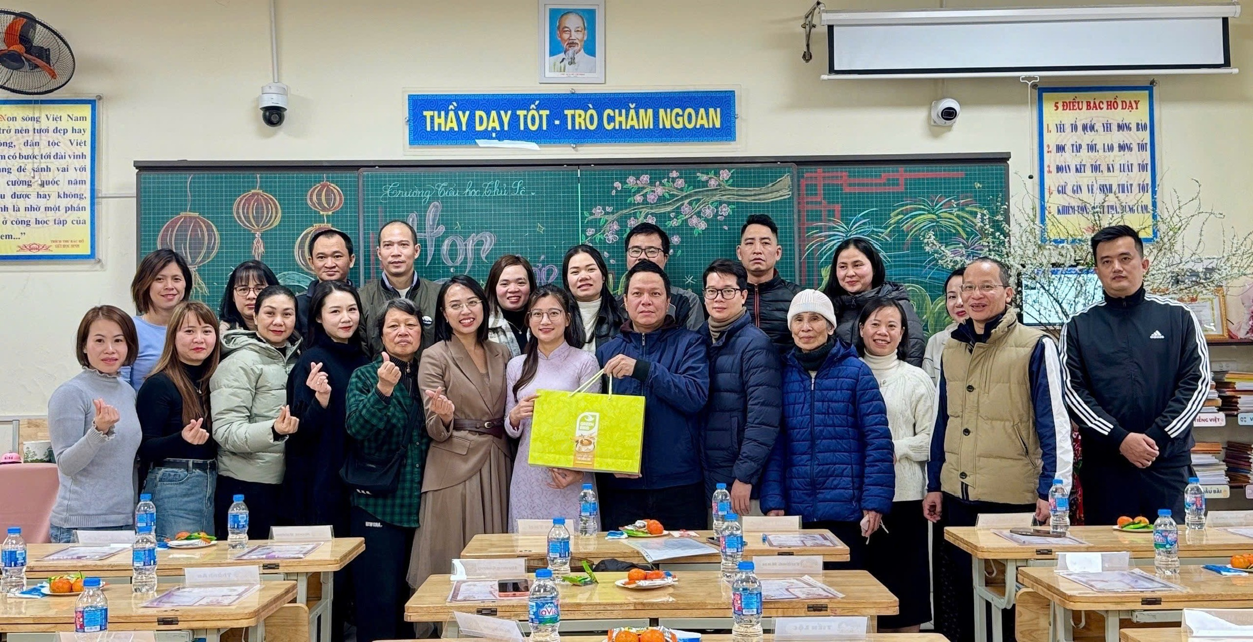 A group of people standing in a classroom

AI-generated content may be incorrect.