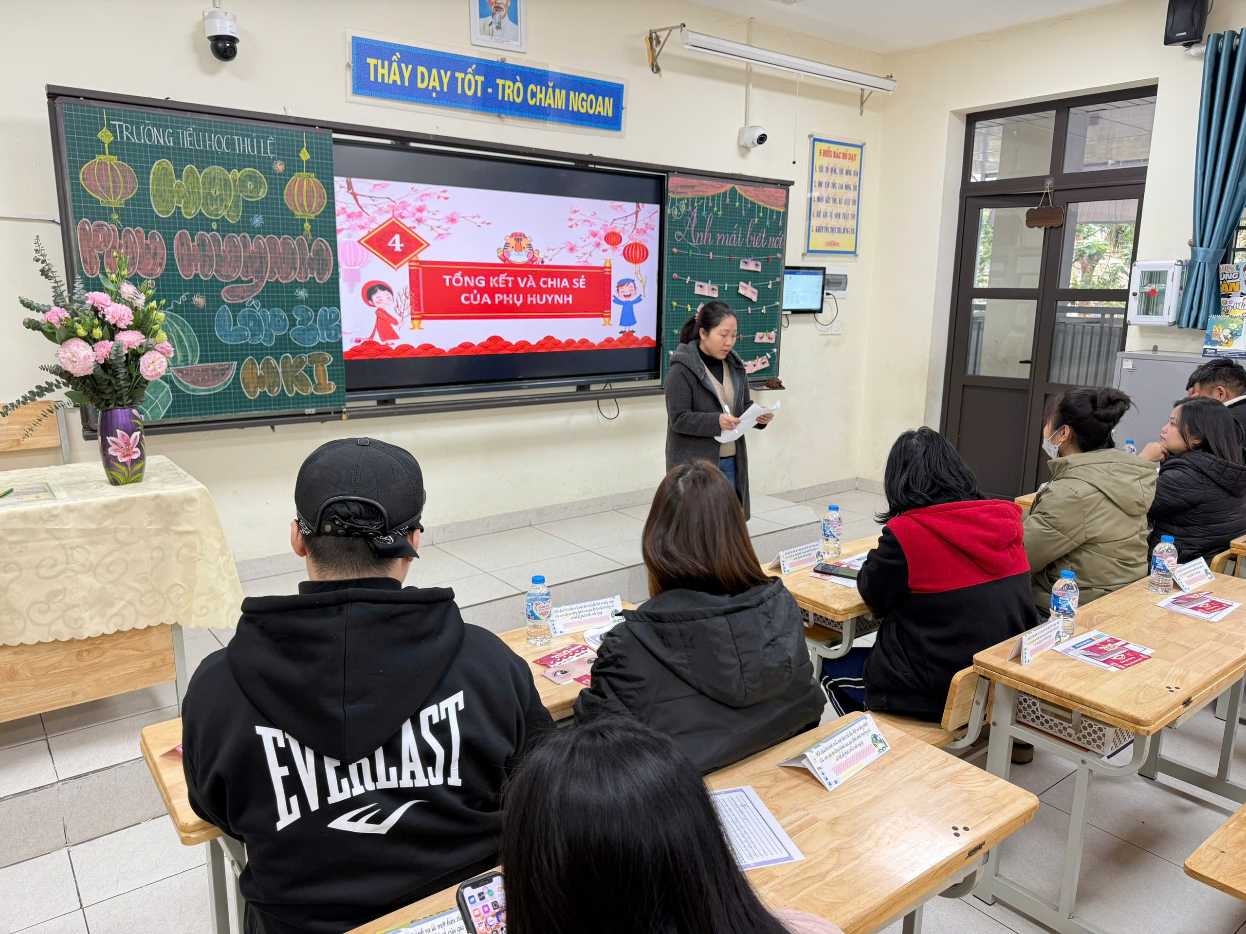 A group of people in a classroom

AI-generated content may be incorrect.