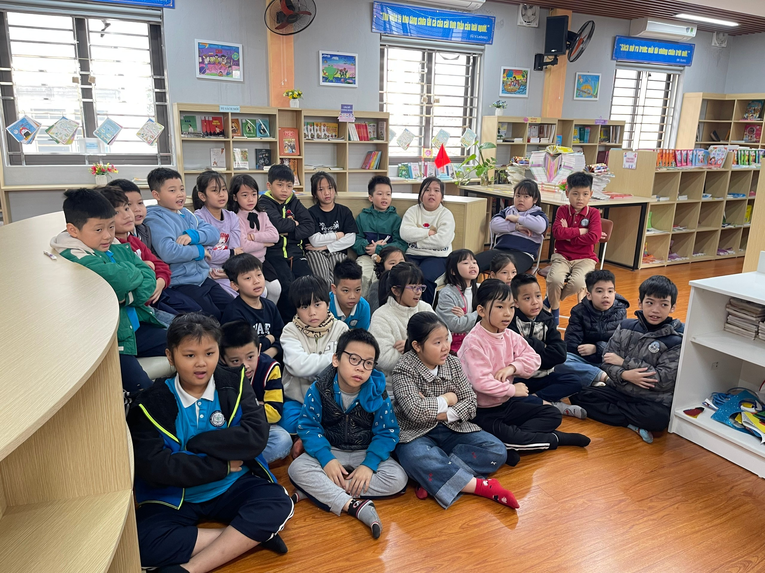 A group of children sitting on the floor in a classroom

AI-generated content may be incorrect.