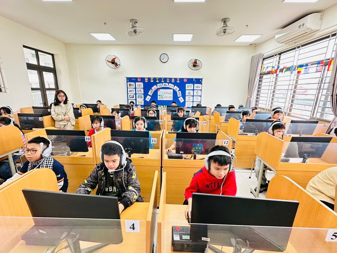 Ảnh có chứa trong nhà, máy tính xách tay, đồ đạc, người

Nội dung do AI tạo ra có thể không chính xác.