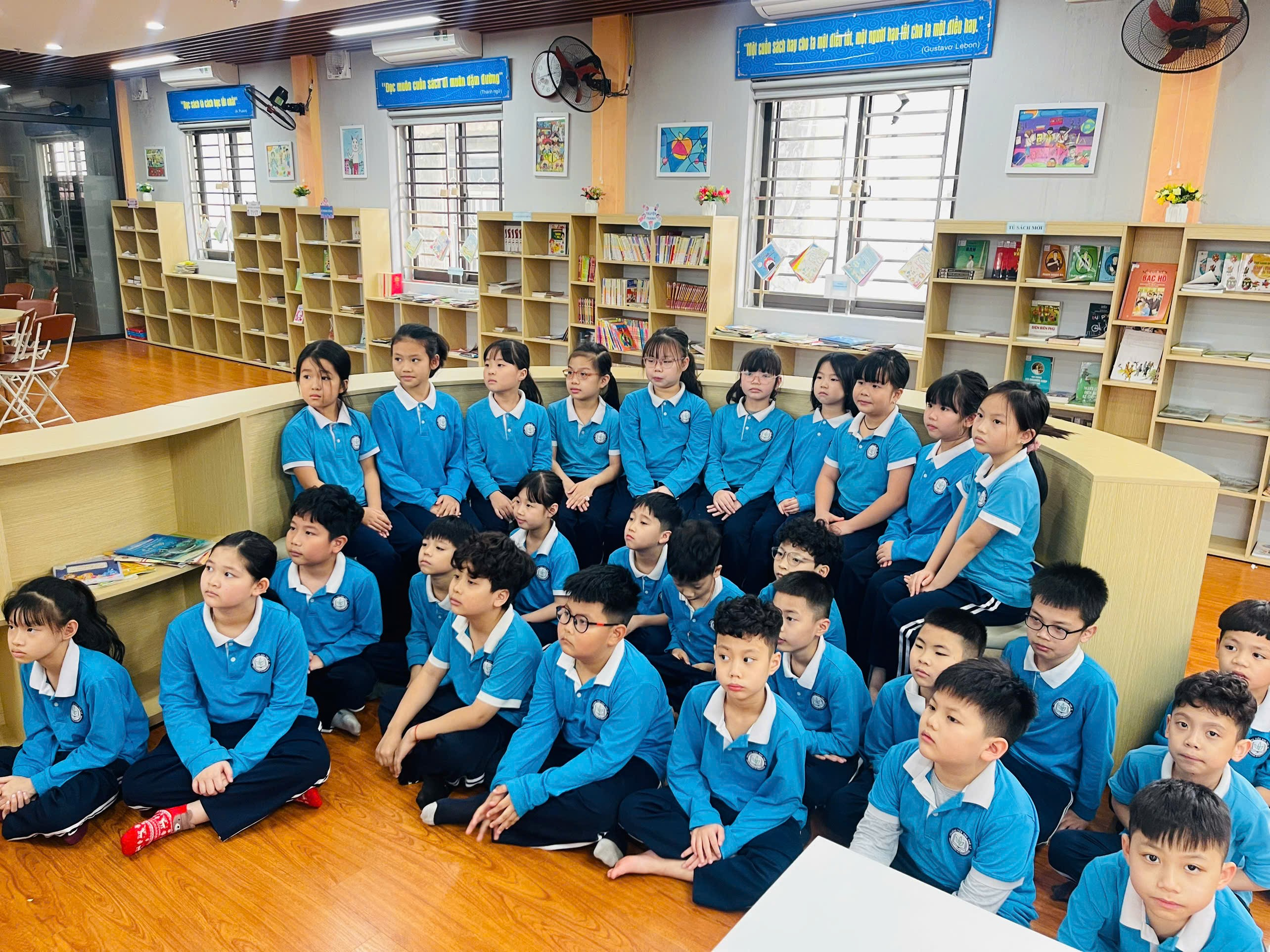 A group of children in a classroom
AI-generated content may be incorrect.