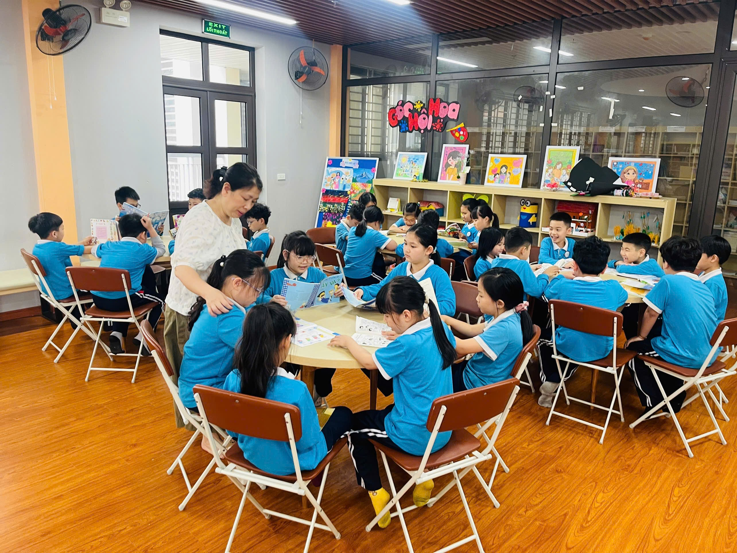 A group of children sitting at a table in a classroom
AI-generated content may be incorrect.