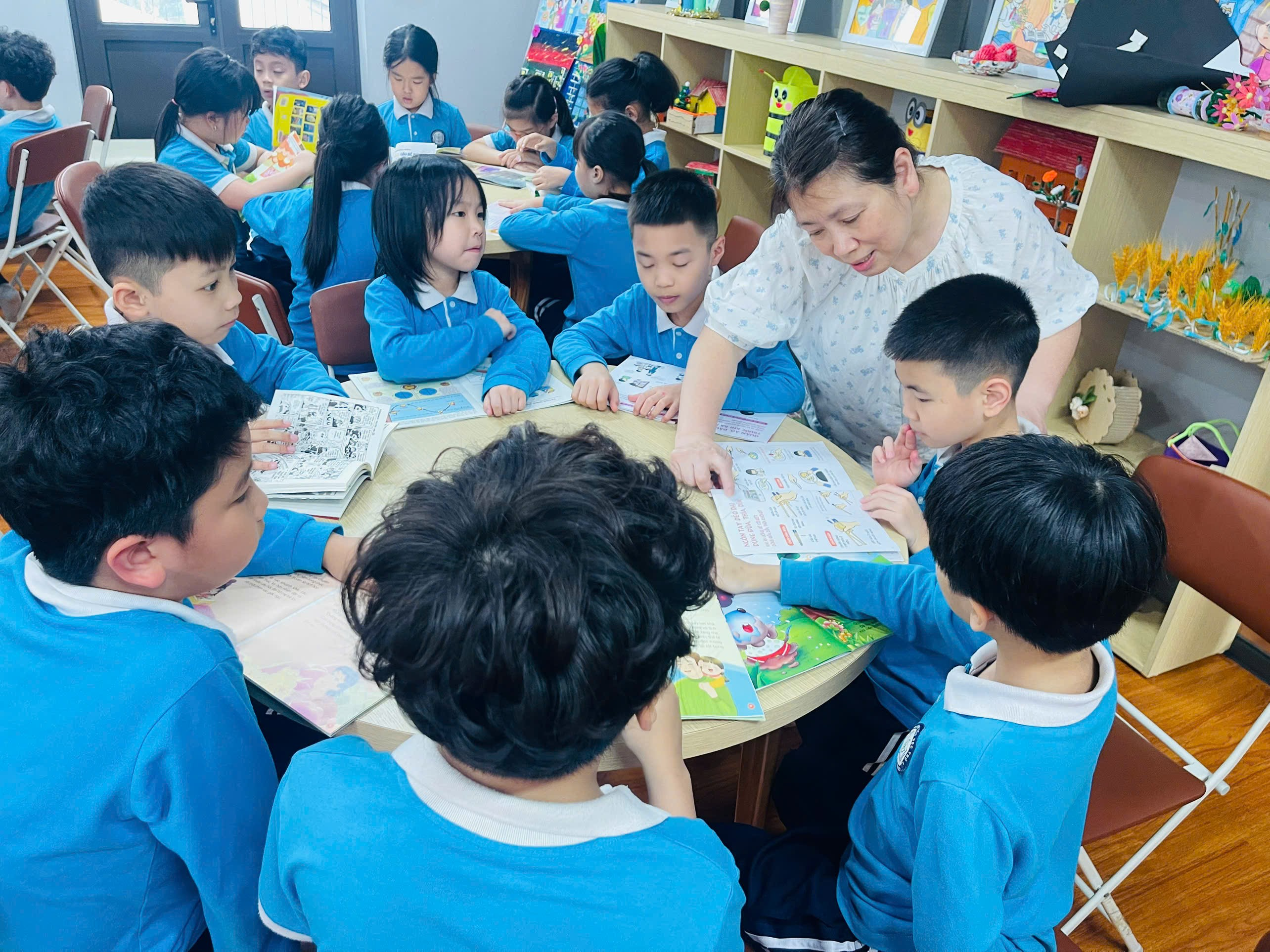 A group of children sitting around a table
AI-generated content may be incorrect.