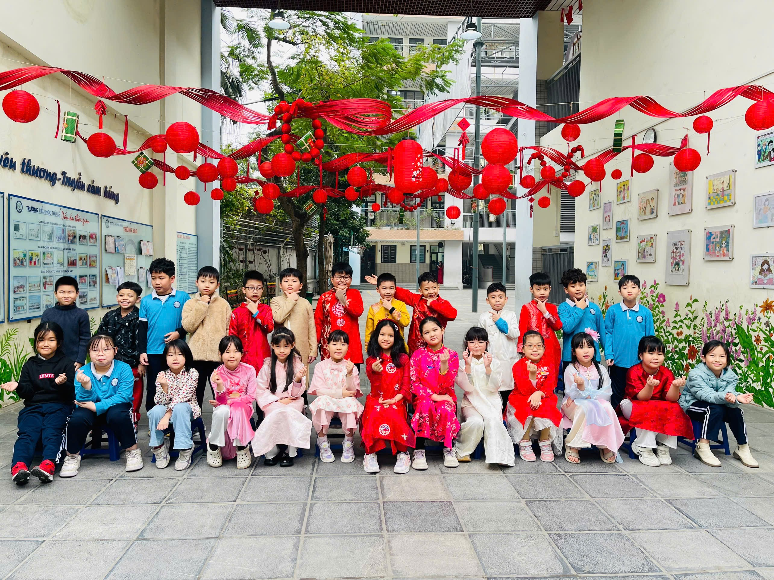 A group of children posing for a photo

AI-generated content may be incorrect.